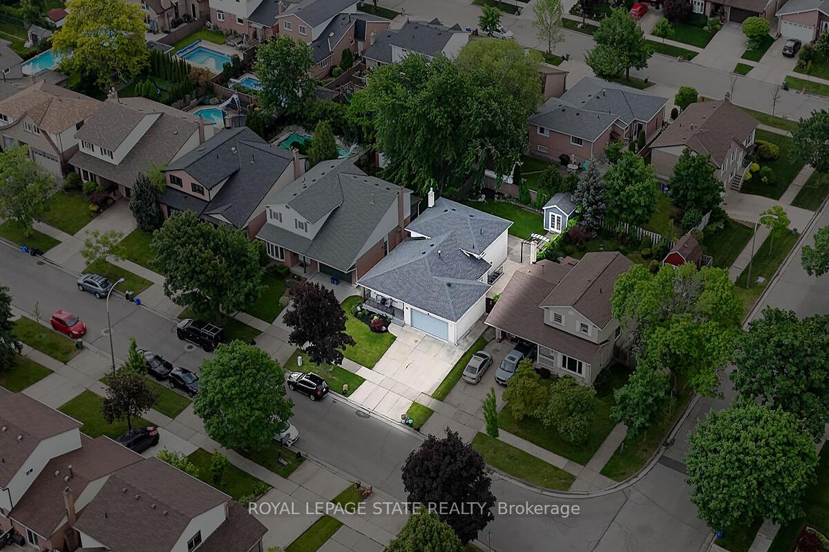 Photo 3 of 4 Bing Crescent, Hamilton, Stoney Creek — HOMEH