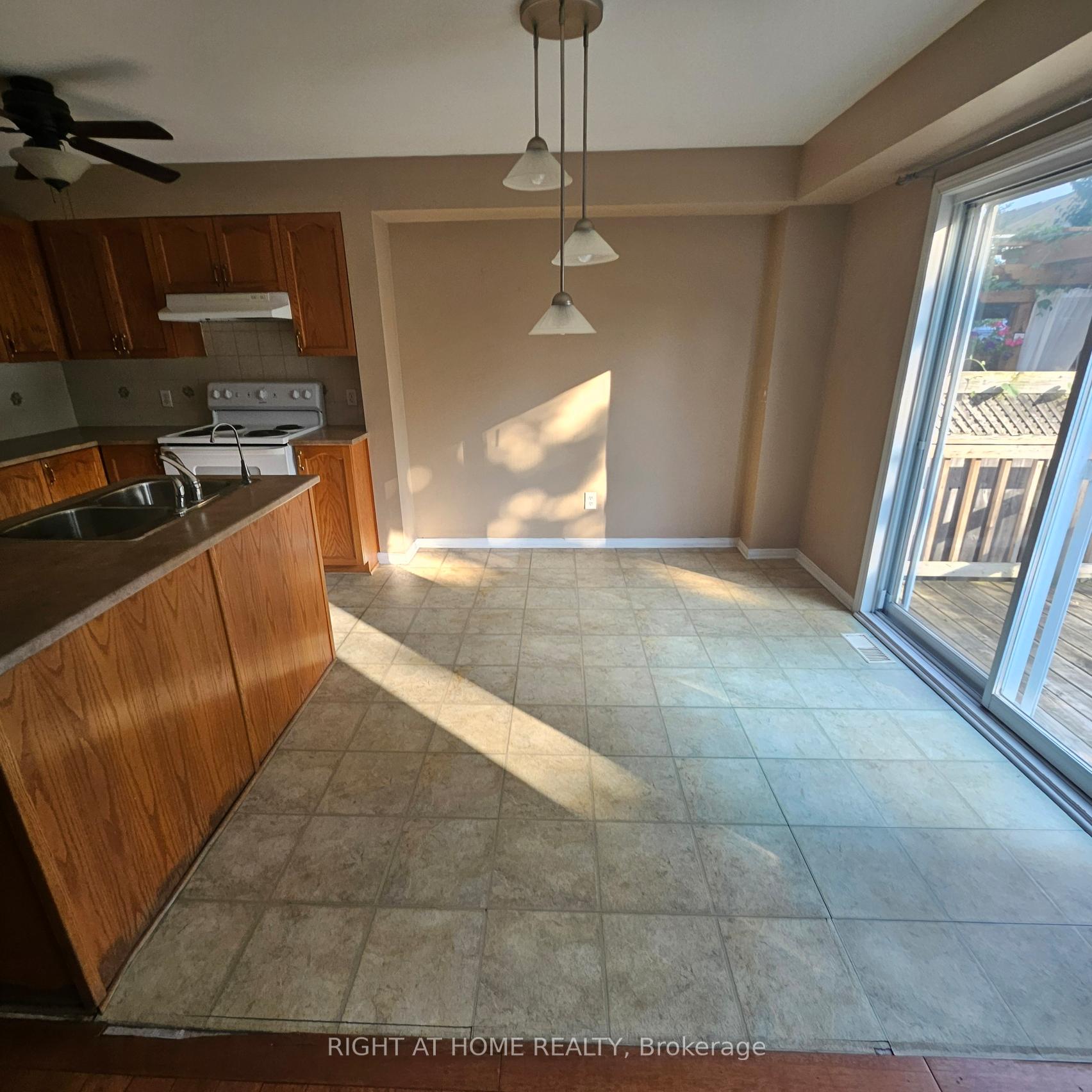 Photo 8 of 74 Sunvale Way, Ottawa, Barrhaven East — HOMEH