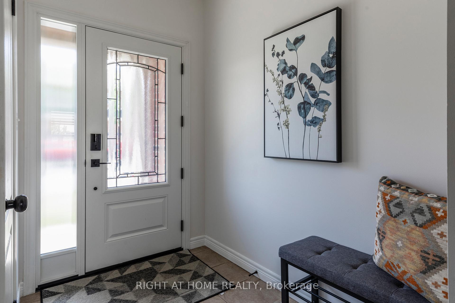 Photo 3 of 56 Marina Point Crescent, Hamilton, Stoney Creek — HOMEH