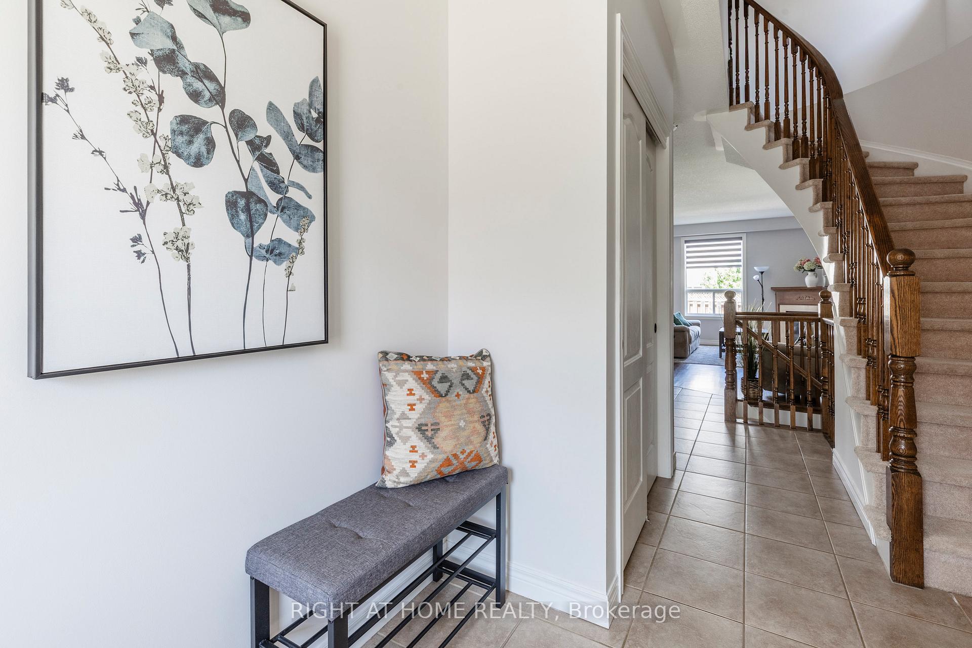 Photo 4 of 56 Marina Point Crescent, Hamilton, Stoney Creek — HOMEH