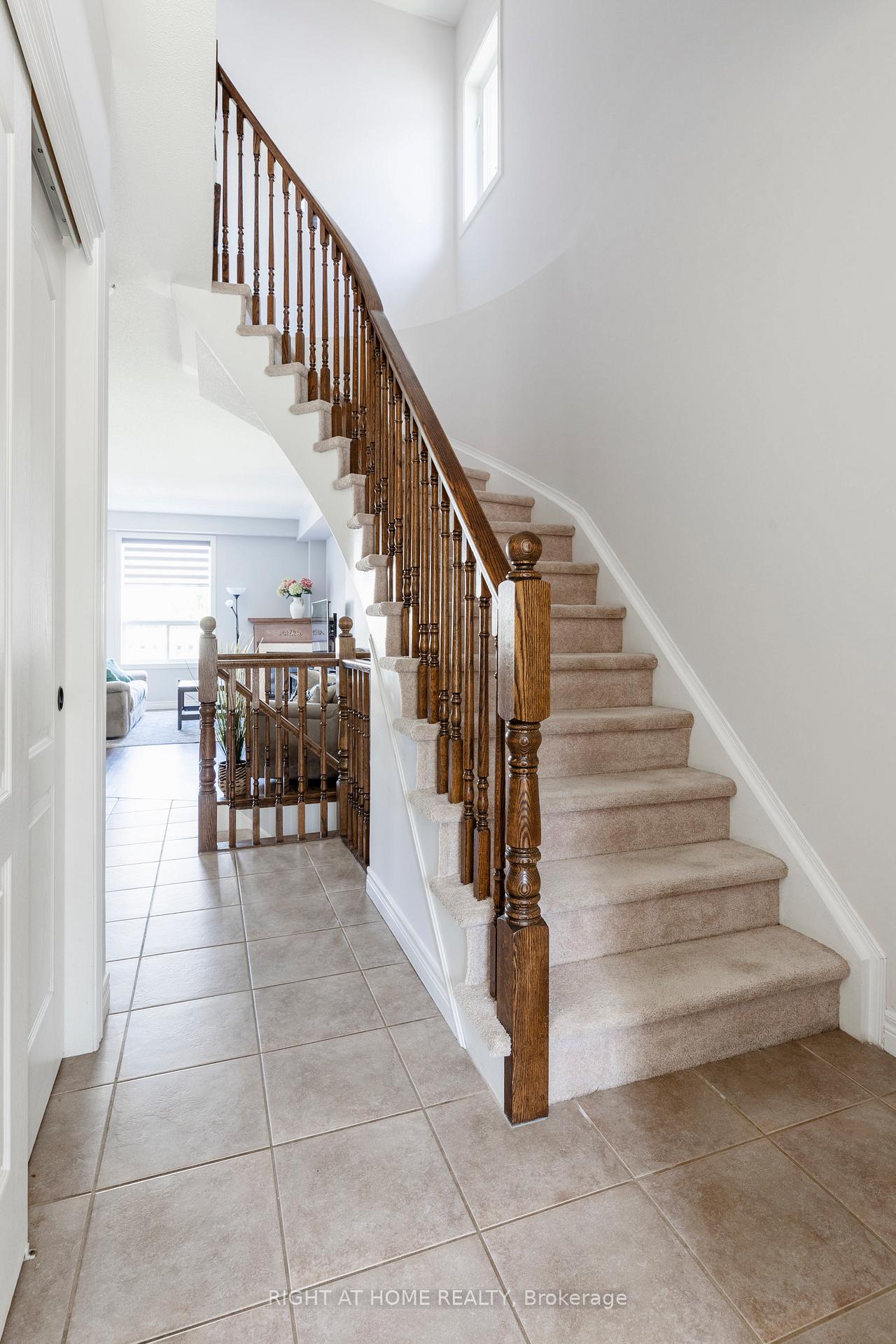 Photo 7 of 56 Marina Point Crescent, Hamilton, Stoney Creek — HOMEH