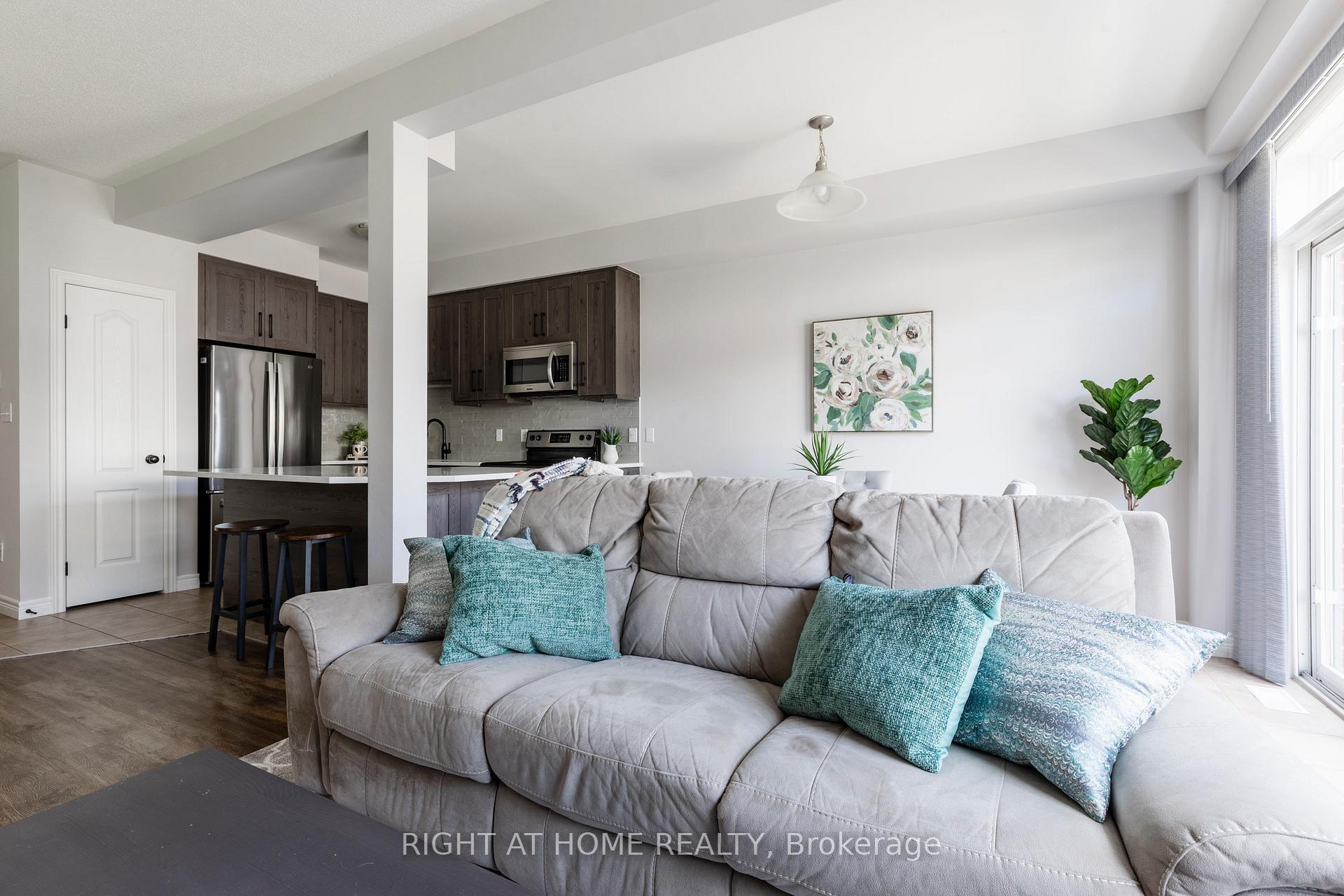 Photo 12 of 56 Marina Point Crescent, Hamilton, Stoney Creek — HOMEH