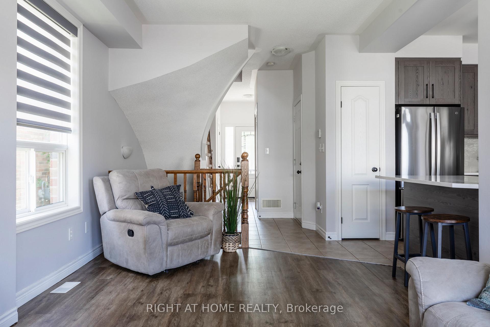 Photo 13 of 56 Marina Point Crescent, Hamilton, Stoney Creek — HOMEH