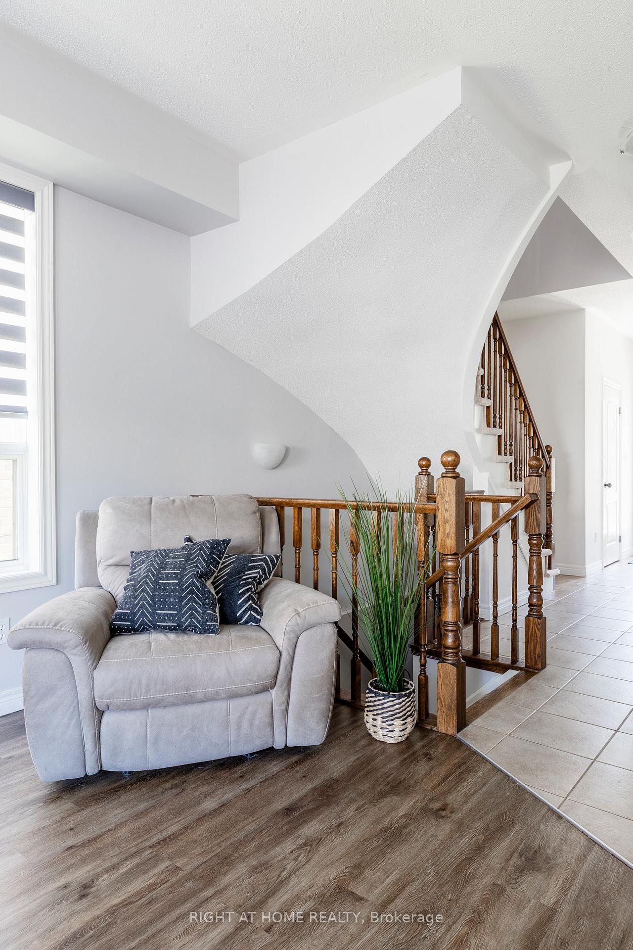 Photo 15 of 56 Marina Point Crescent, Hamilton, Stoney Creek — HOMEH