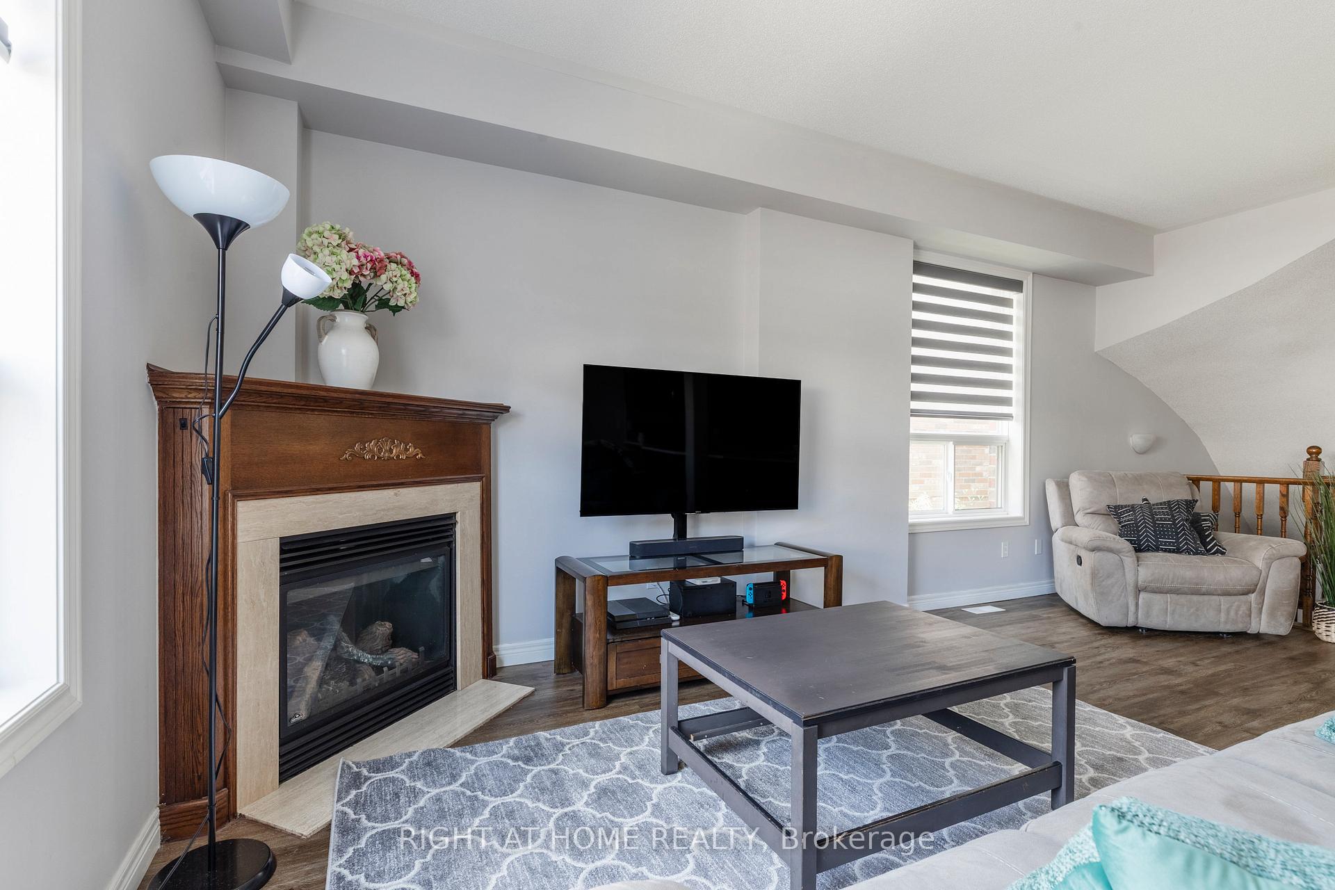 Photo 16 of 56 Marina Point Crescent, Hamilton, Stoney Creek — HOMEH