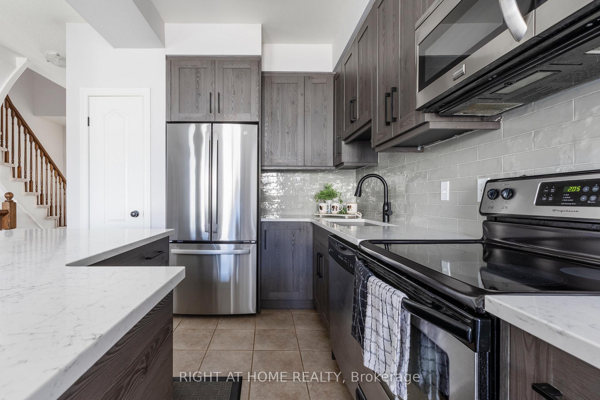 Photo 20 of 56 Marina Point Crescent, Hamilton, Stoney Creek — HOMEH