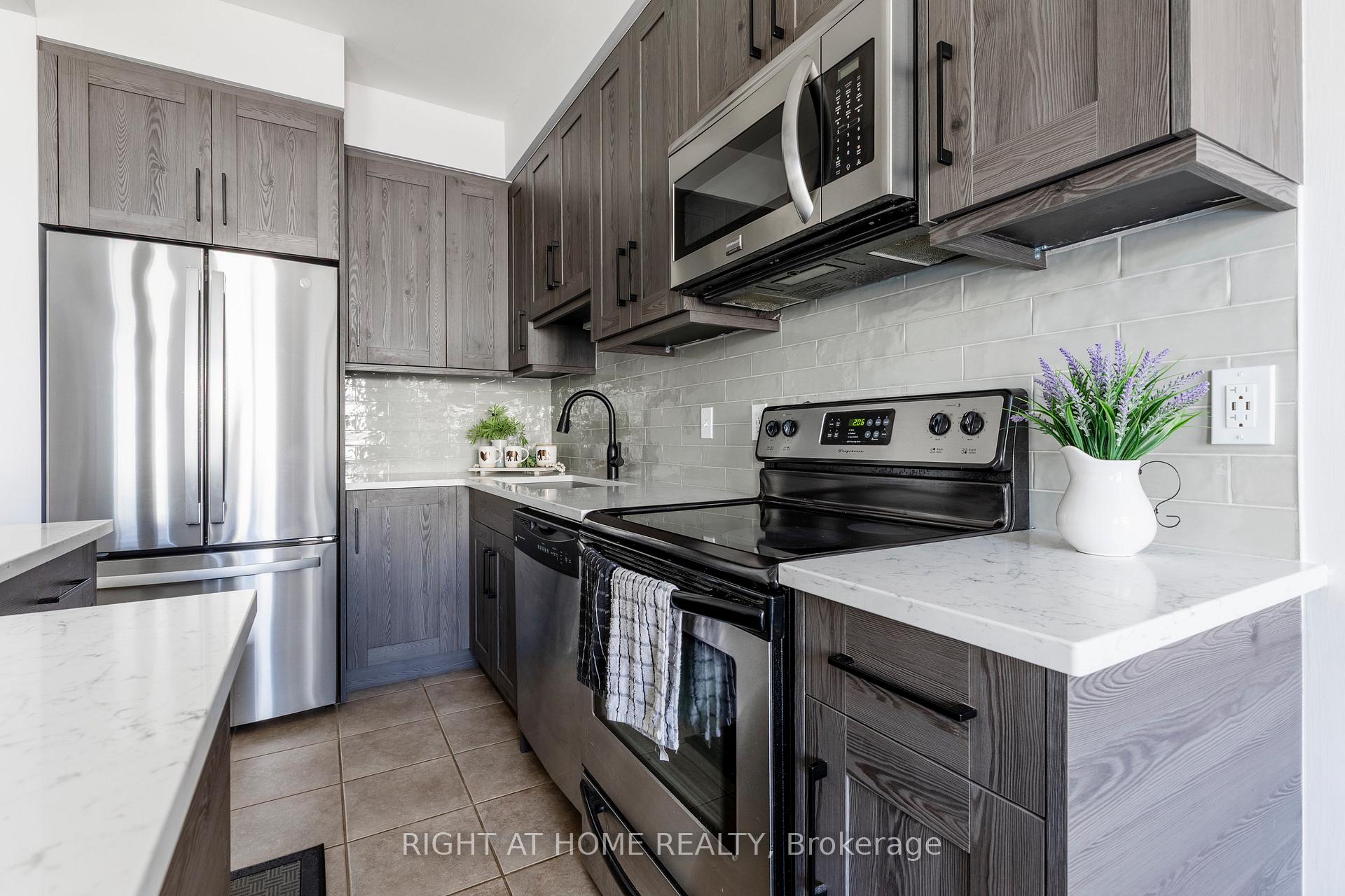 Photo 21 of 56 Marina Point Crescent, Hamilton, Stoney Creek — HOMEH