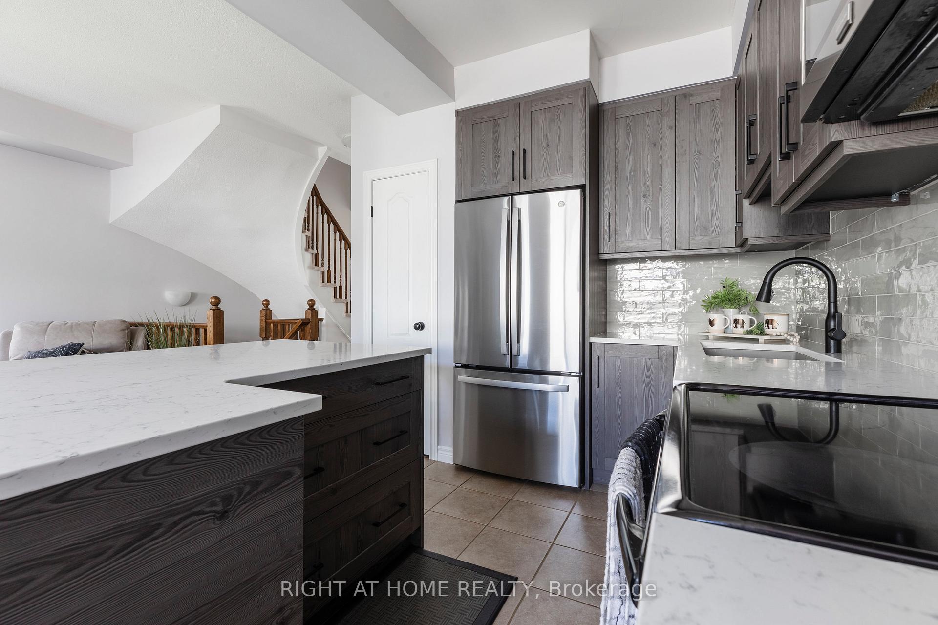 Photo 22 of 56 Marina Point Crescent, Hamilton, Stoney Creek — HOMEH