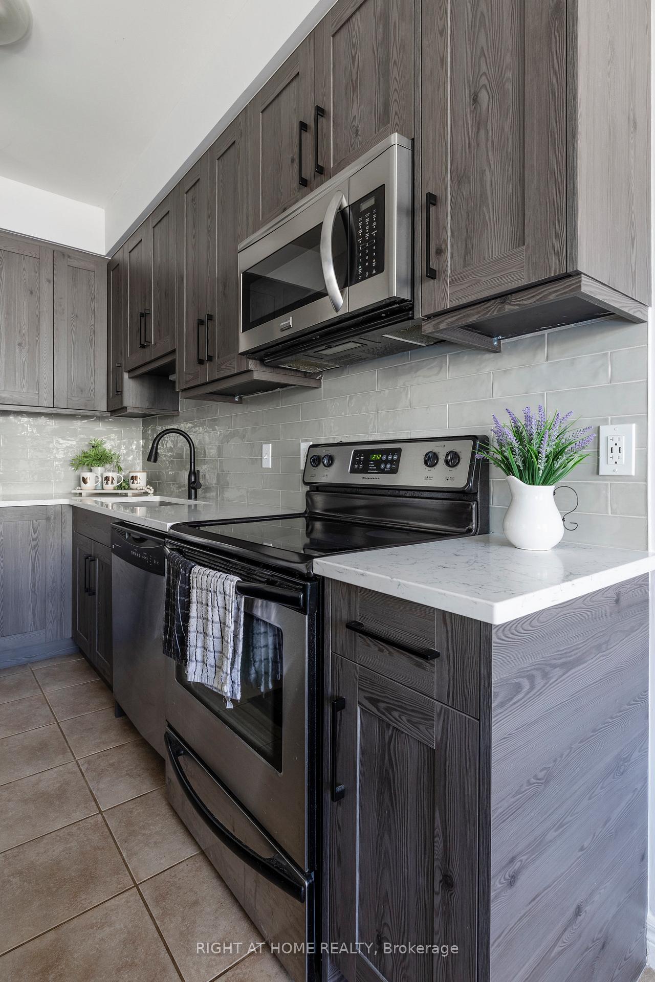 Photo 23 of 56 Marina Point Crescent, Hamilton, Stoney Creek — HOMEH