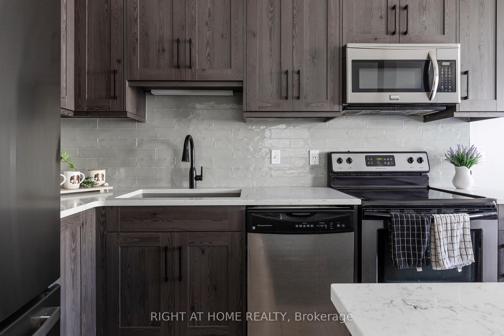 Photo 24 of 56 Marina Point Crescent, Hamilton, Stoney Creek — HOMEH