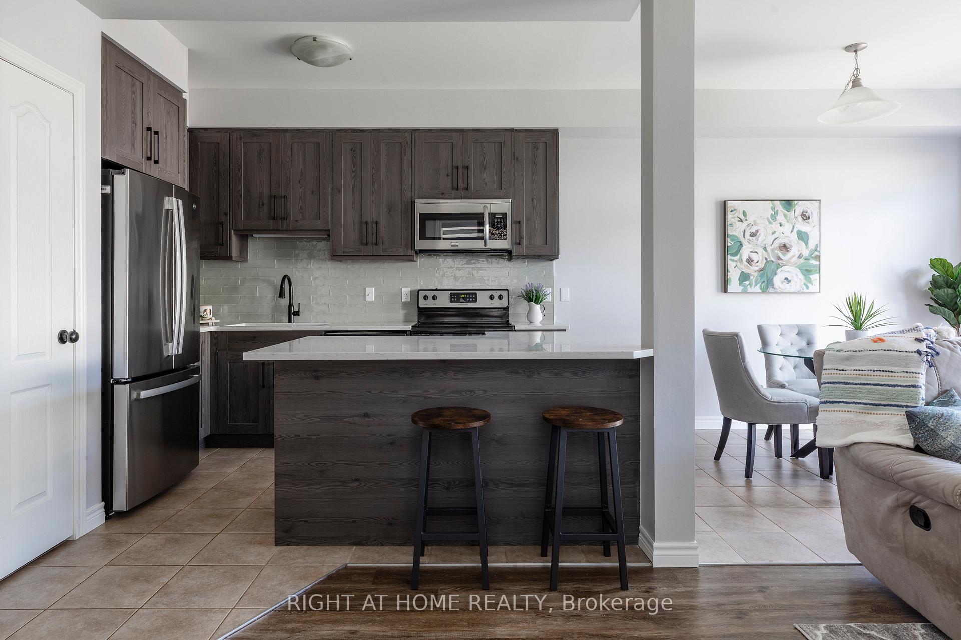 Photo 25 of 56 Marina Point Crescent, Hamilton, Stoney Creek — HOMEH