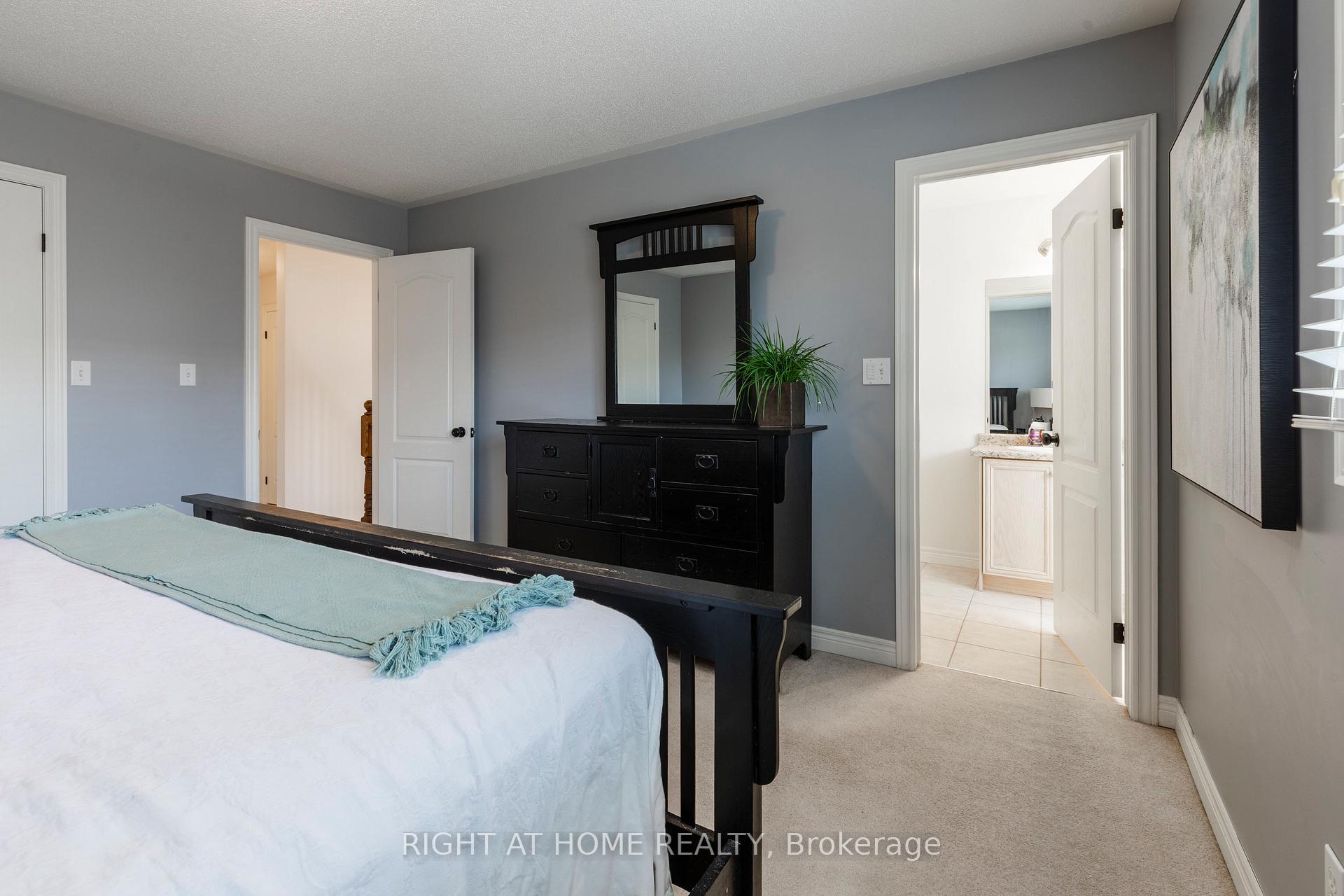 Photo 30 of 56 Marina Point Crescent, Hamilton, Stoney Creek — HOMEH