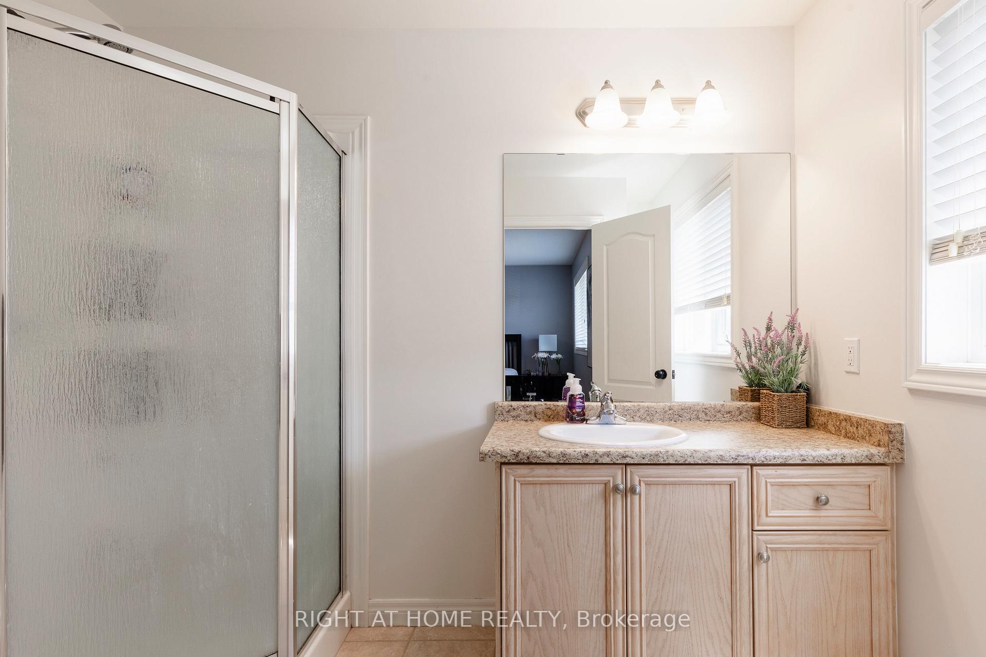 Photo 31 of 56 Marina Point Crescent, Hamilton, Stoney Creek — HOMEH