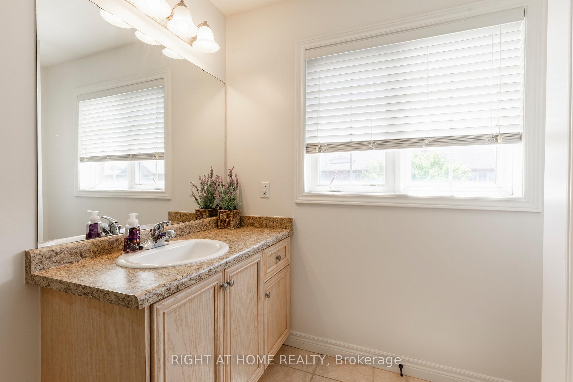 Photo 32 of 56 Marina Point Crescent, Hamilton, Stoney Creek — HOMEH