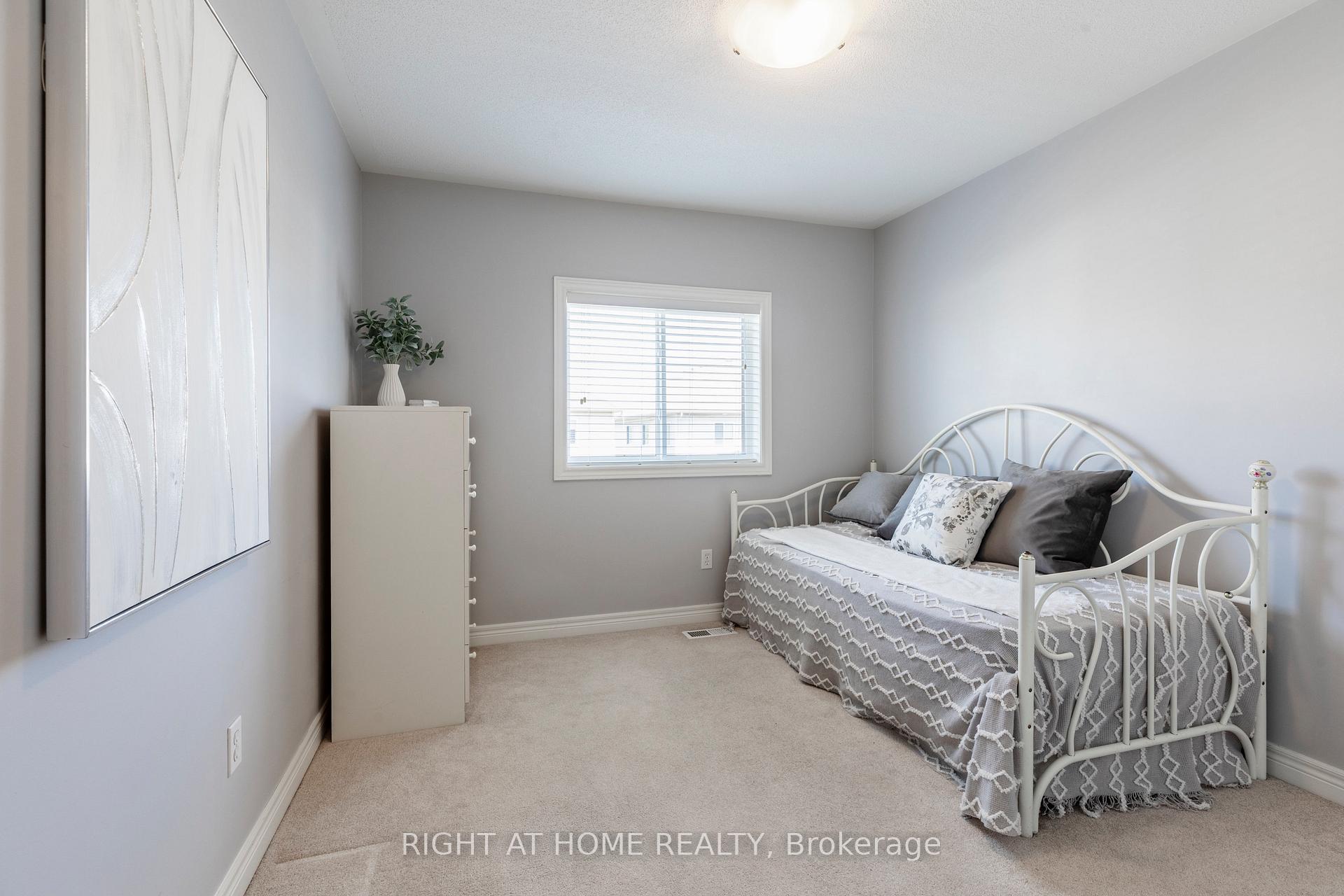 Photo 33 of 56 Marina Point Crescent, Hamilton, Stoney Creek — HOMEH