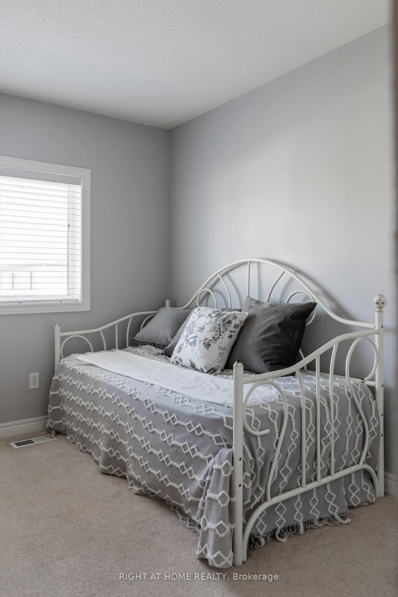 Photo 34 of 56 Marina Point Crescent, Hamilton, Stoney Creek — HOMEH