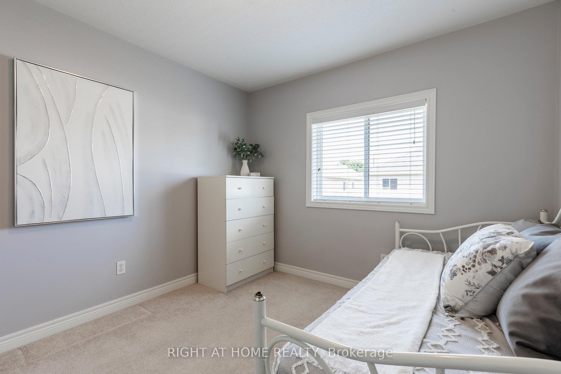 Photo 35 of 56 Marina Point Crescent, Hamilton, Stoney Creek — HOMEH