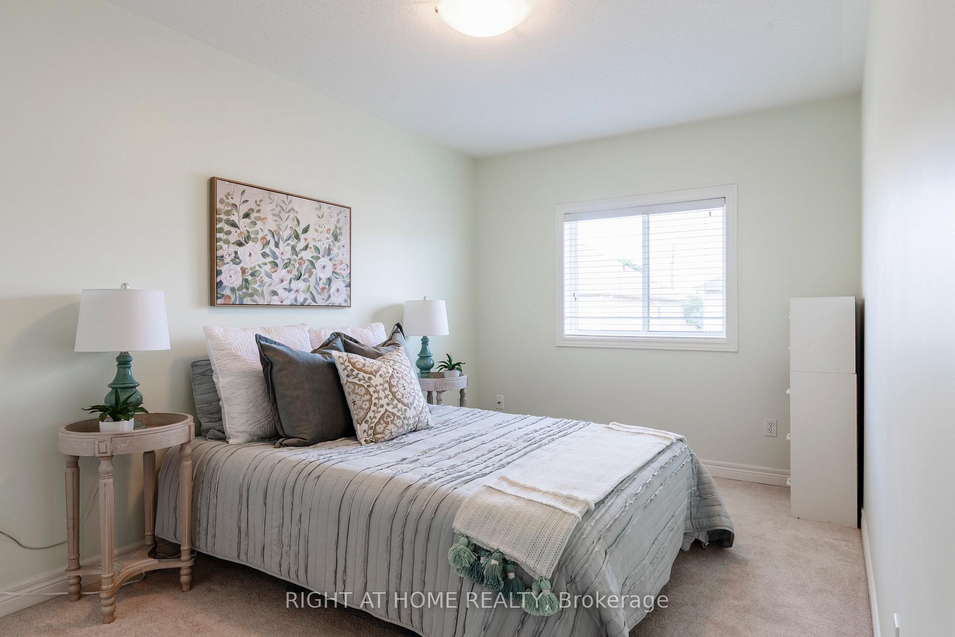 Photo 37 of 56 Marina Point Crescent, Hamilton, Stoney Creek — HOMEH