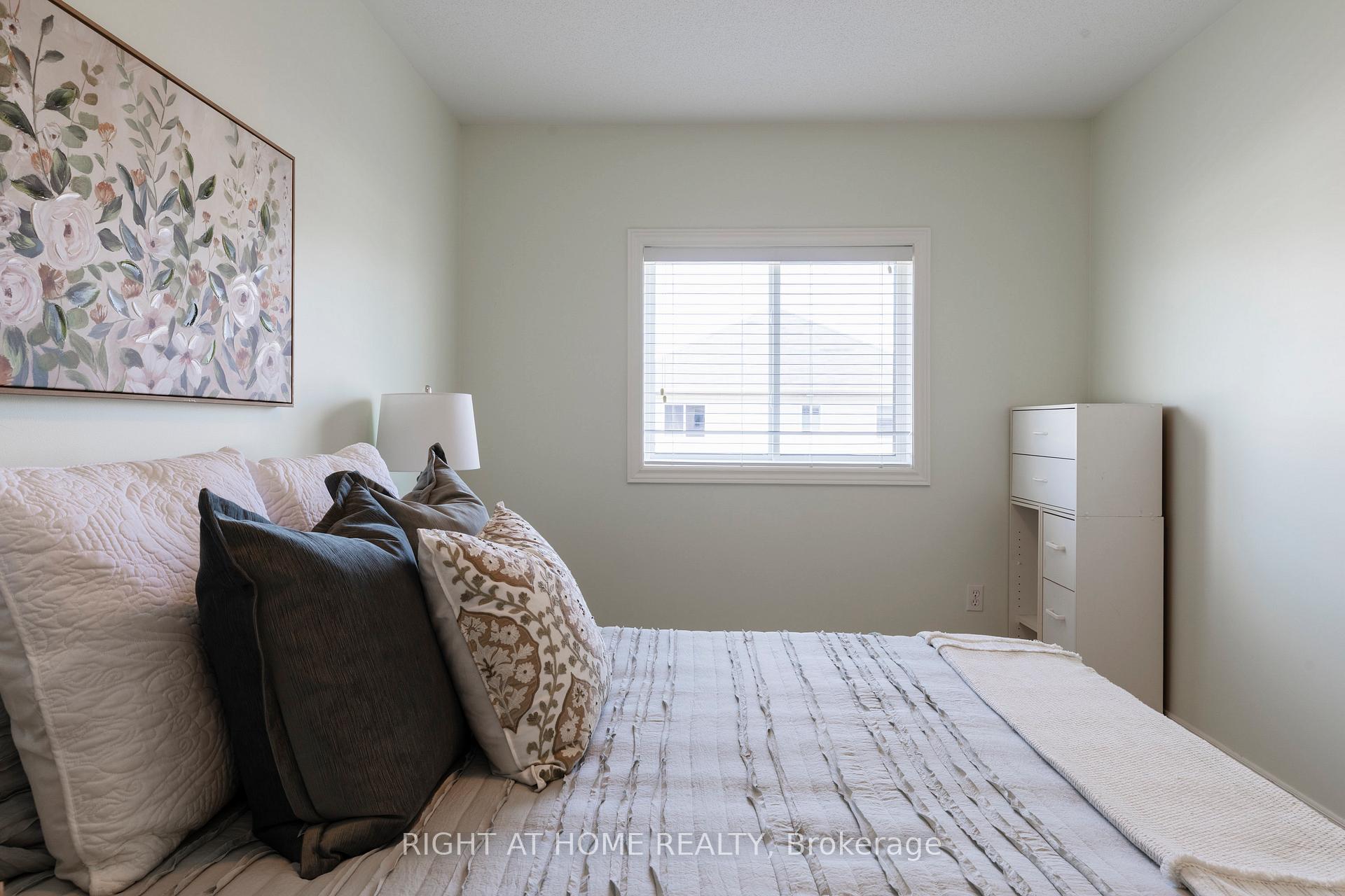 Photo 39 of 56 Marina Point Crescent, Hamilton, Stoney Creek — HOMEH