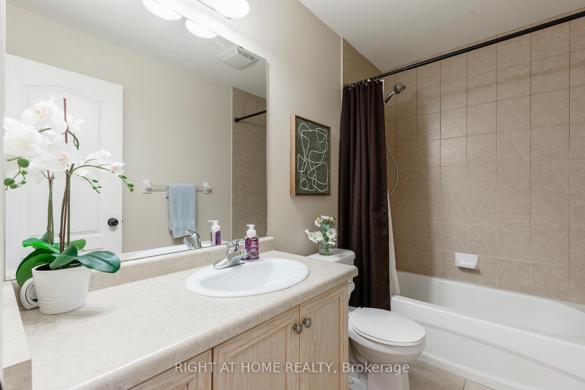 Photo 40 of 56 Marina Point Crescent, Hamilton, Stoney Creek — HOMEH
