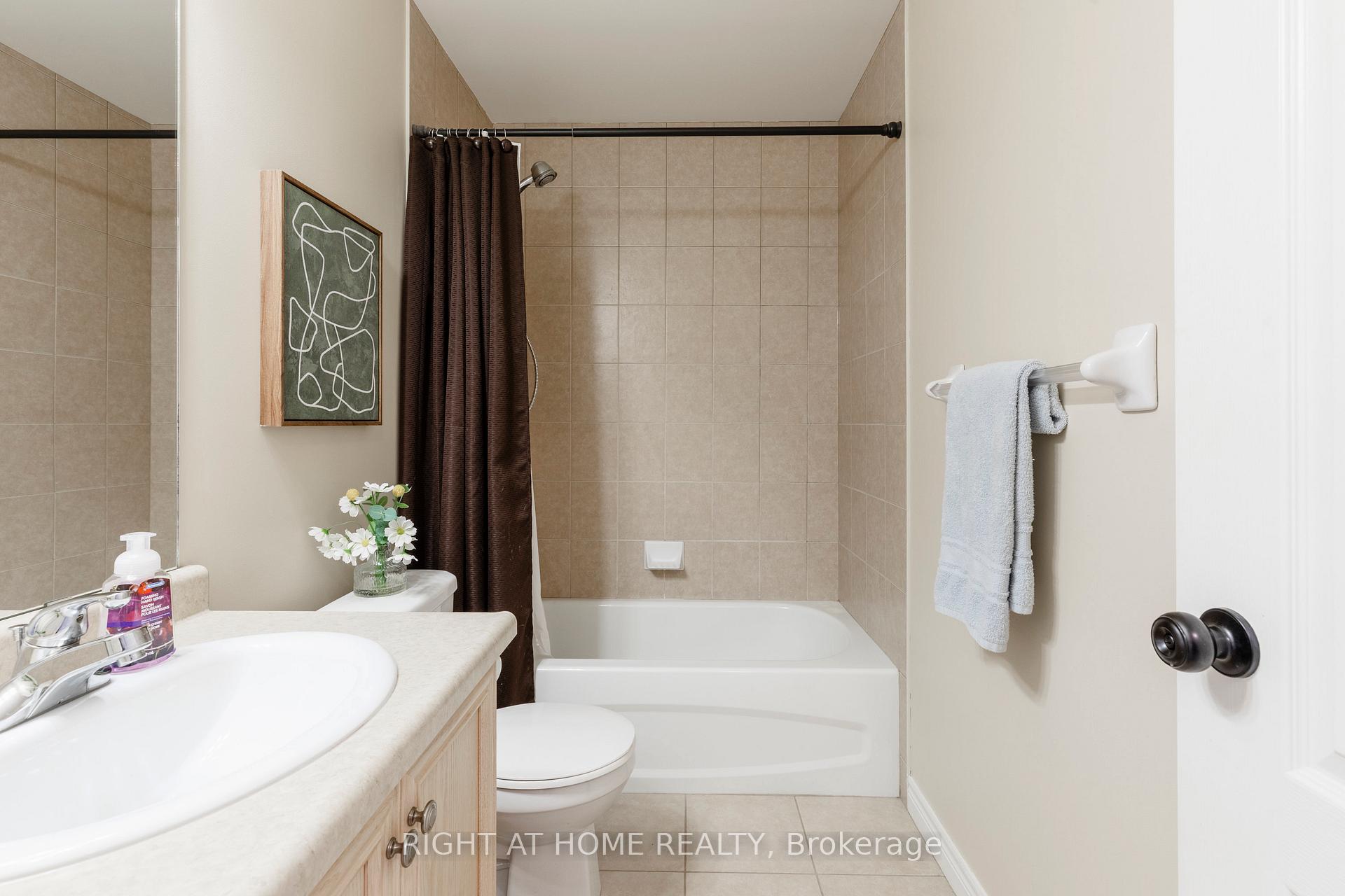 Photo 41 of 56 Marina Point Crescent, Hamilton, Stoney Creek — HOMEH