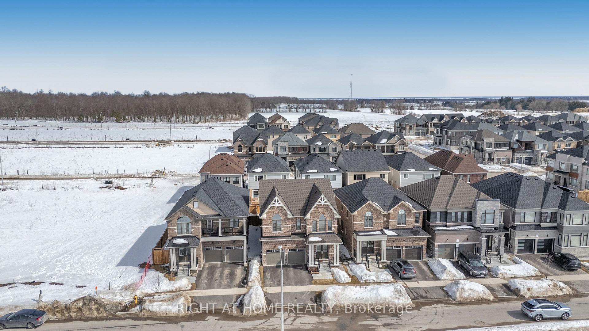 Photo 2 of 128 Durham Avenue, Barrie, Rural Barrie Southeast — HOMEH