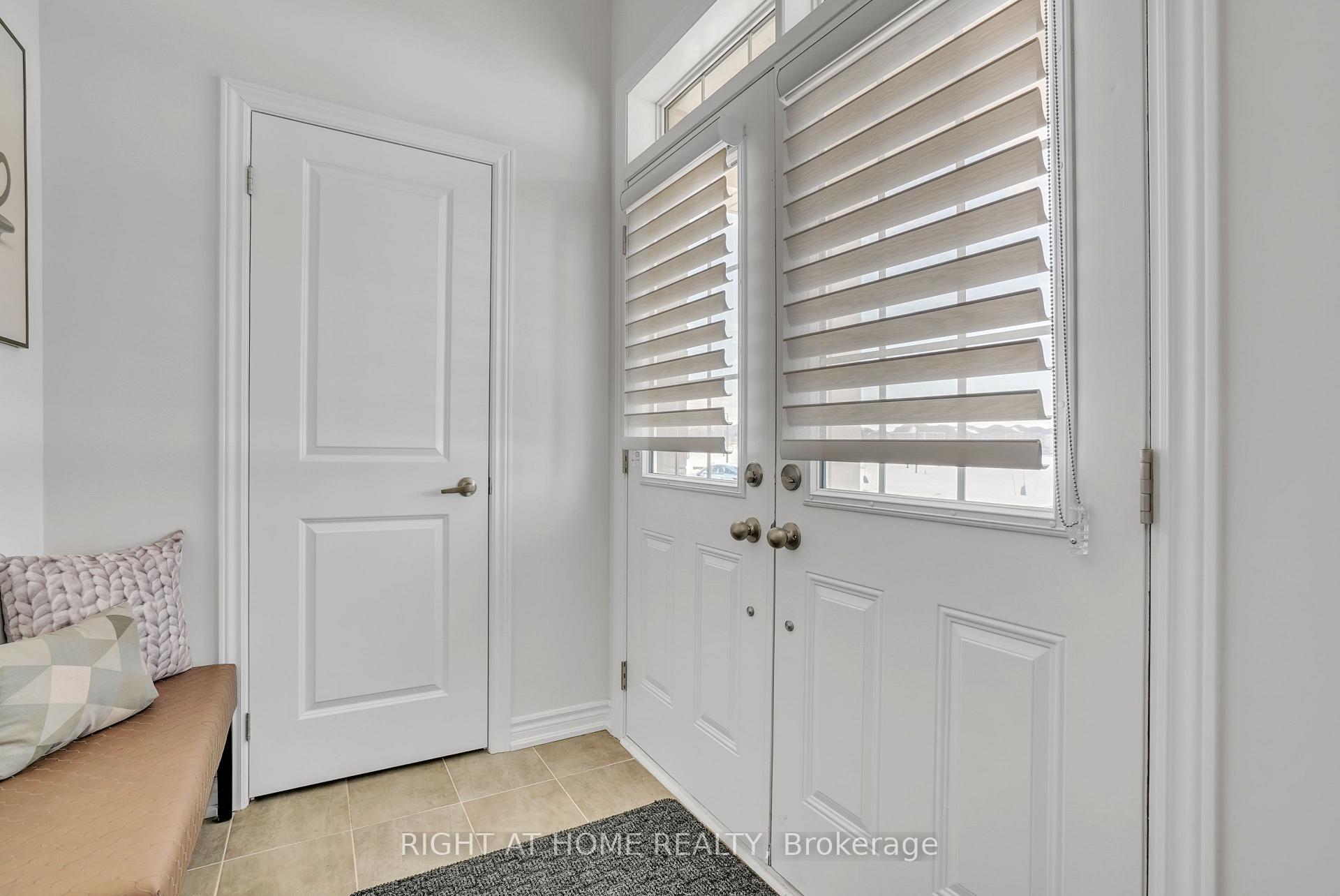 Photo 4 of 128 Durham Avenue, Barrie, Rural Barrie Southeast — HOMEH