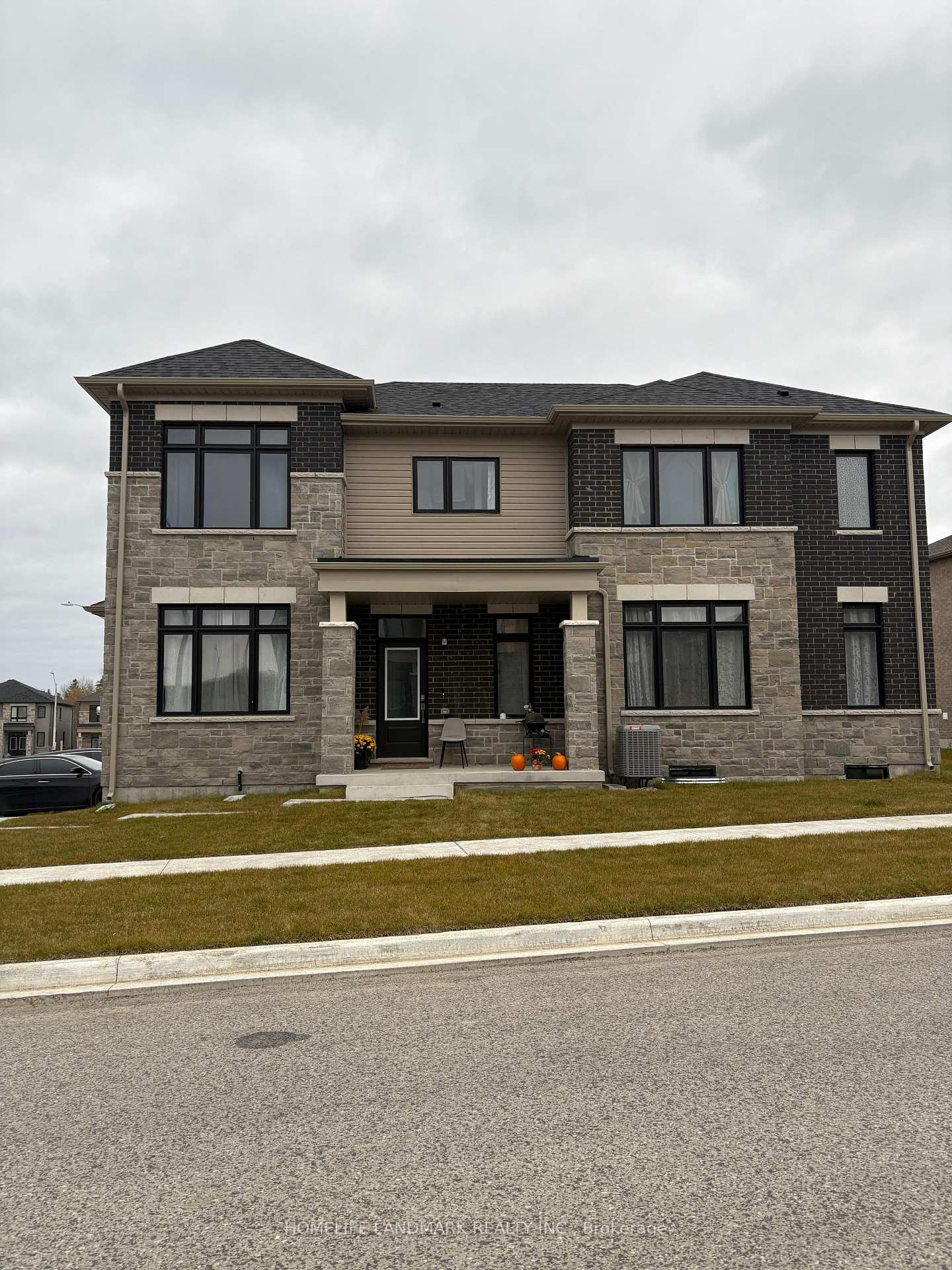 Photo 1 of 21 Kingsbury Trail E, Barrie, Rural Barrie Southeast — HOMEH
