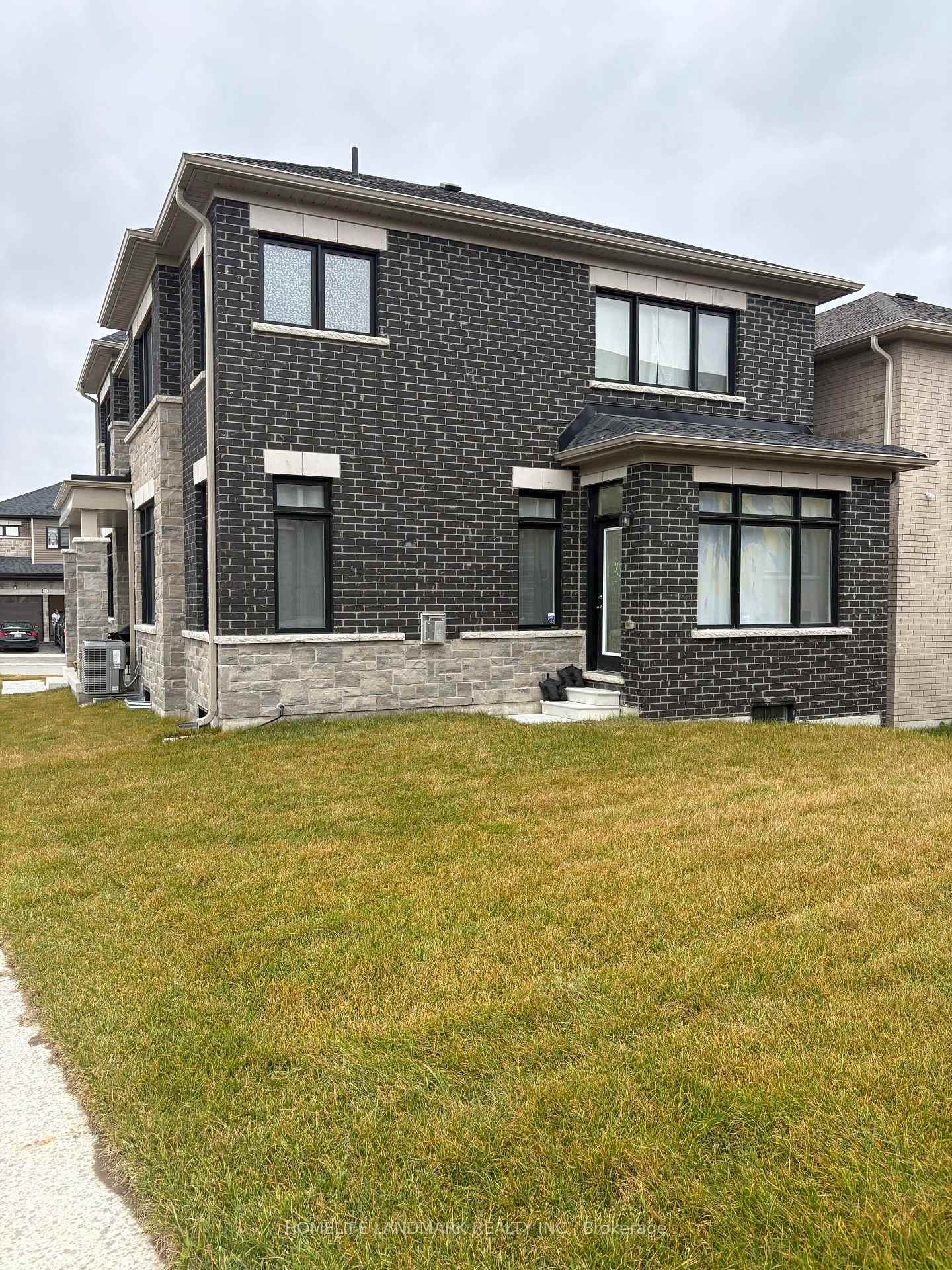 Photo 12 of 21 Kingsbury Trail E, Barrie, Rural Barrie Southeast — HOMEH