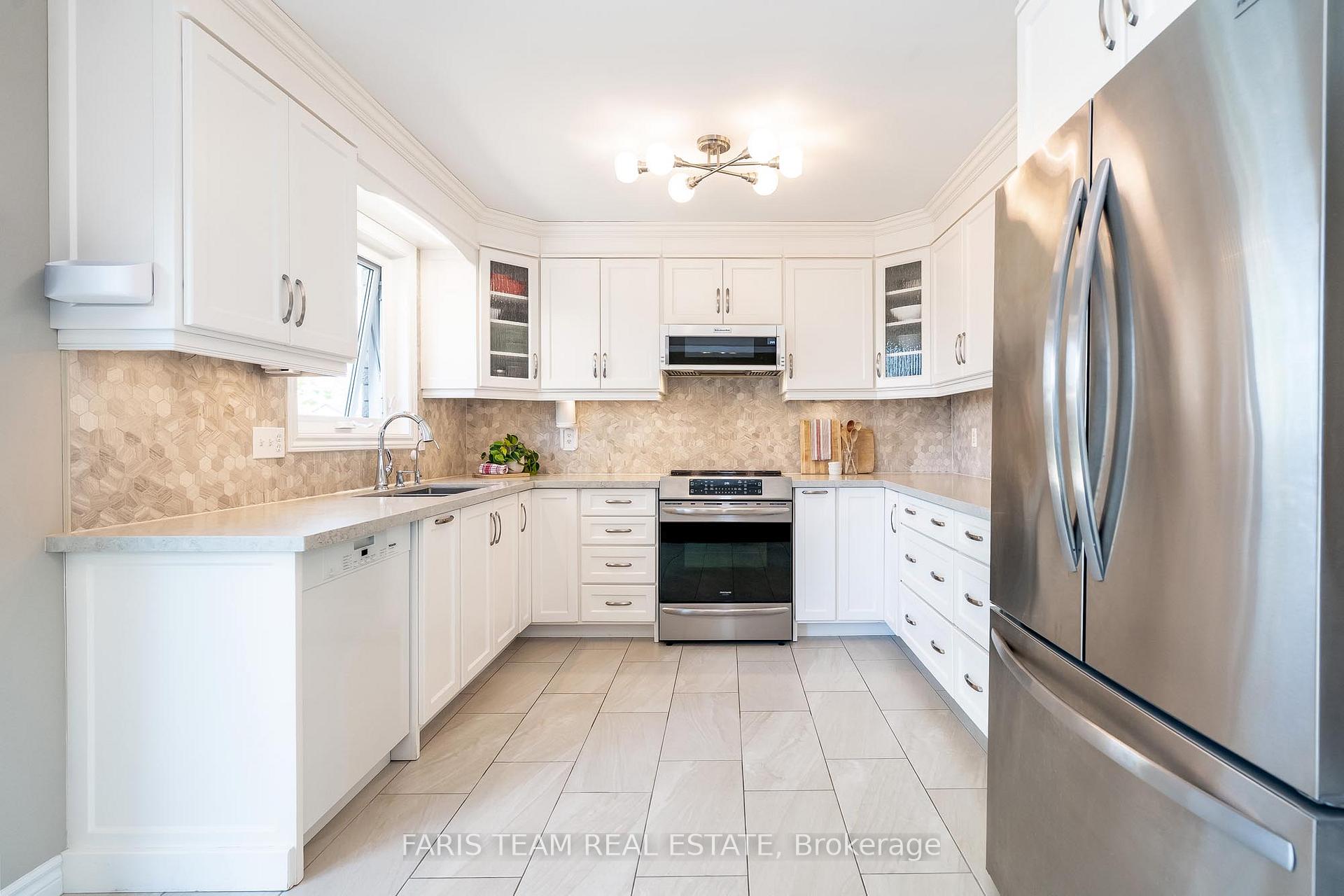 Photo 3 of 22 Watson Drive, Barrie, East Bayfield — HOMEH