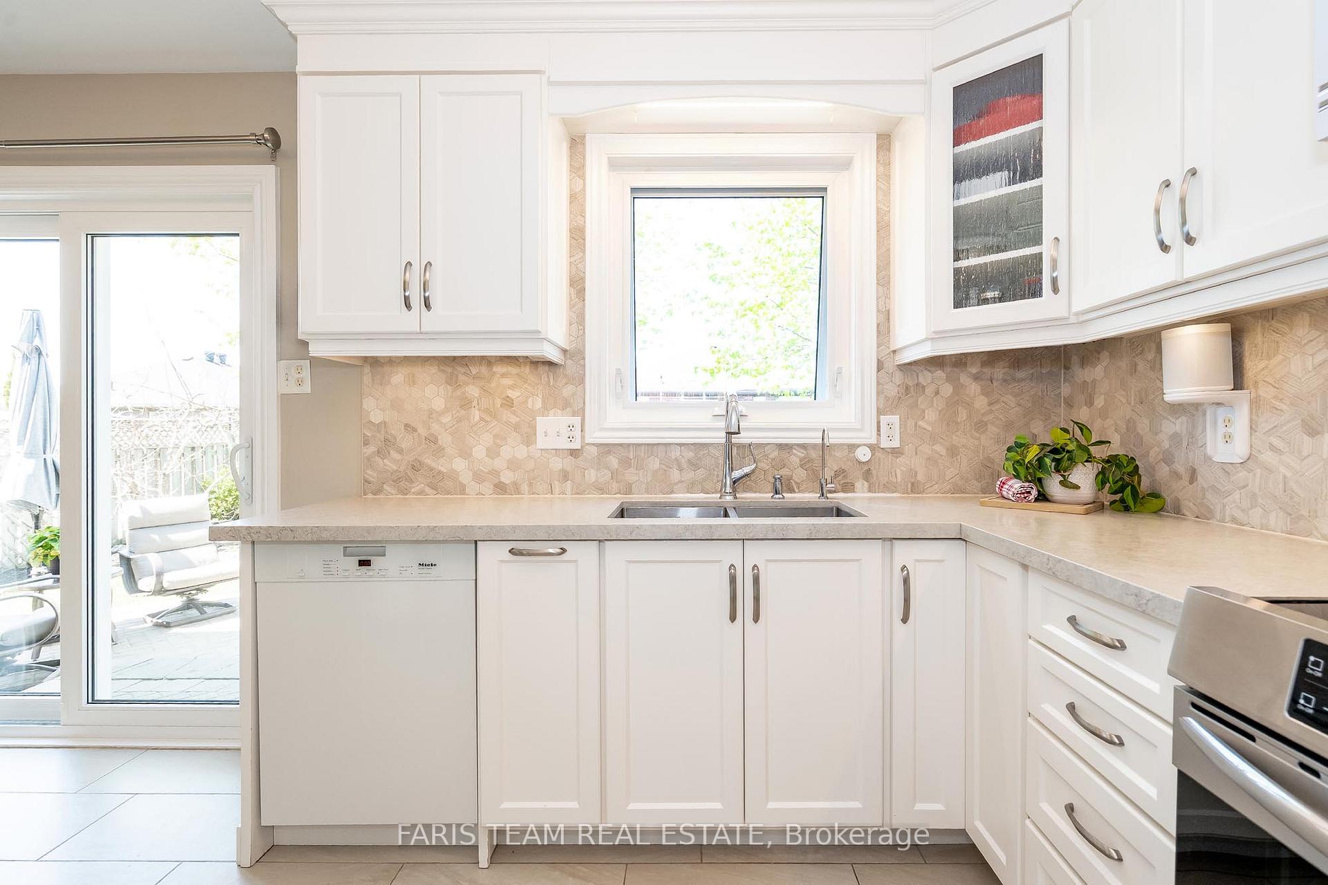 Photo 4 of 22 Watson Drive, Barrie, East Bayfield — HOMEH