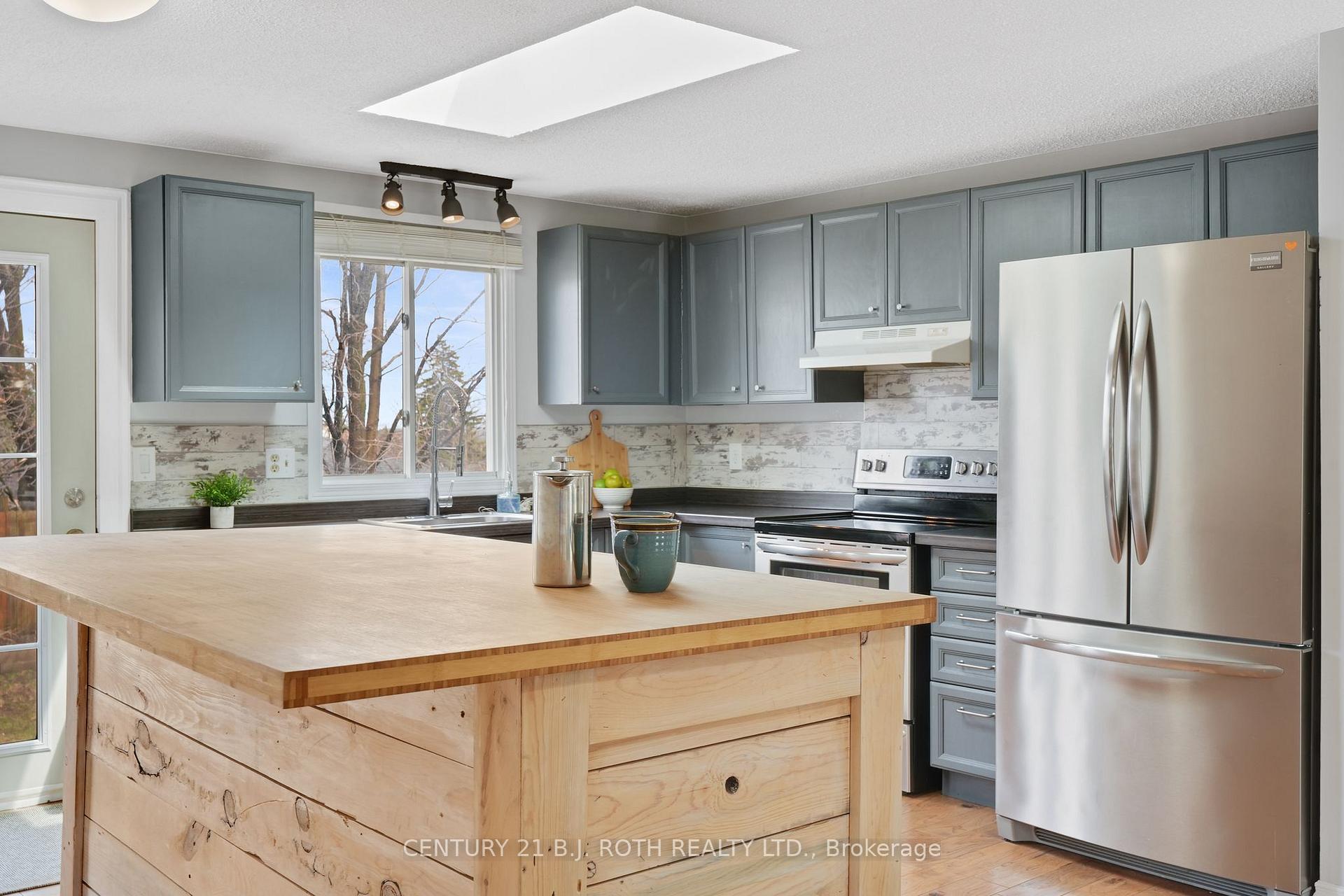 Photo 9 of 116 Shakespeare Crescent, Barrie, Letitia Heights — HOMEH