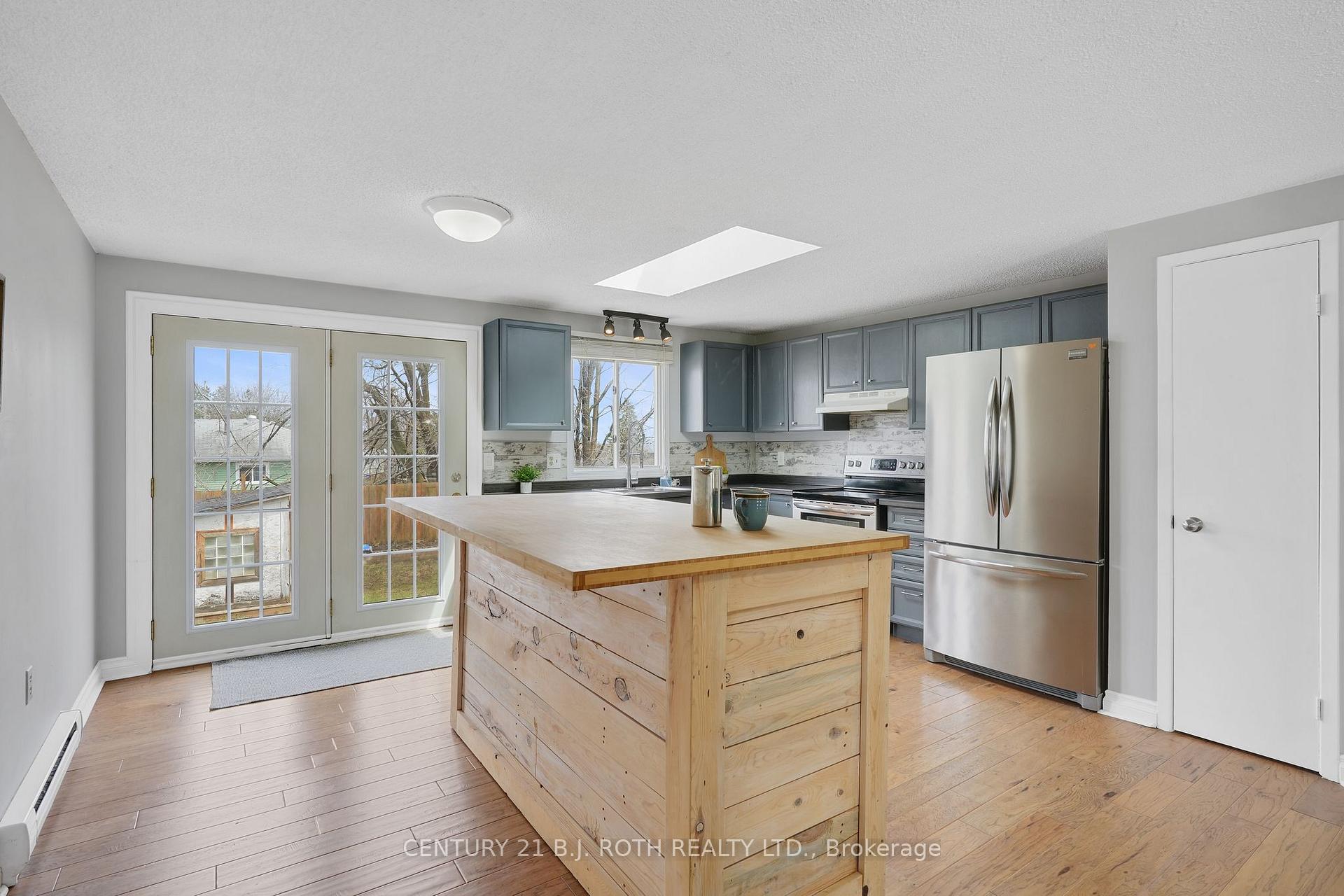 Photo 10 of 116 Shakespeare Crescent, Barrie, Letitia Heights — HOMEH