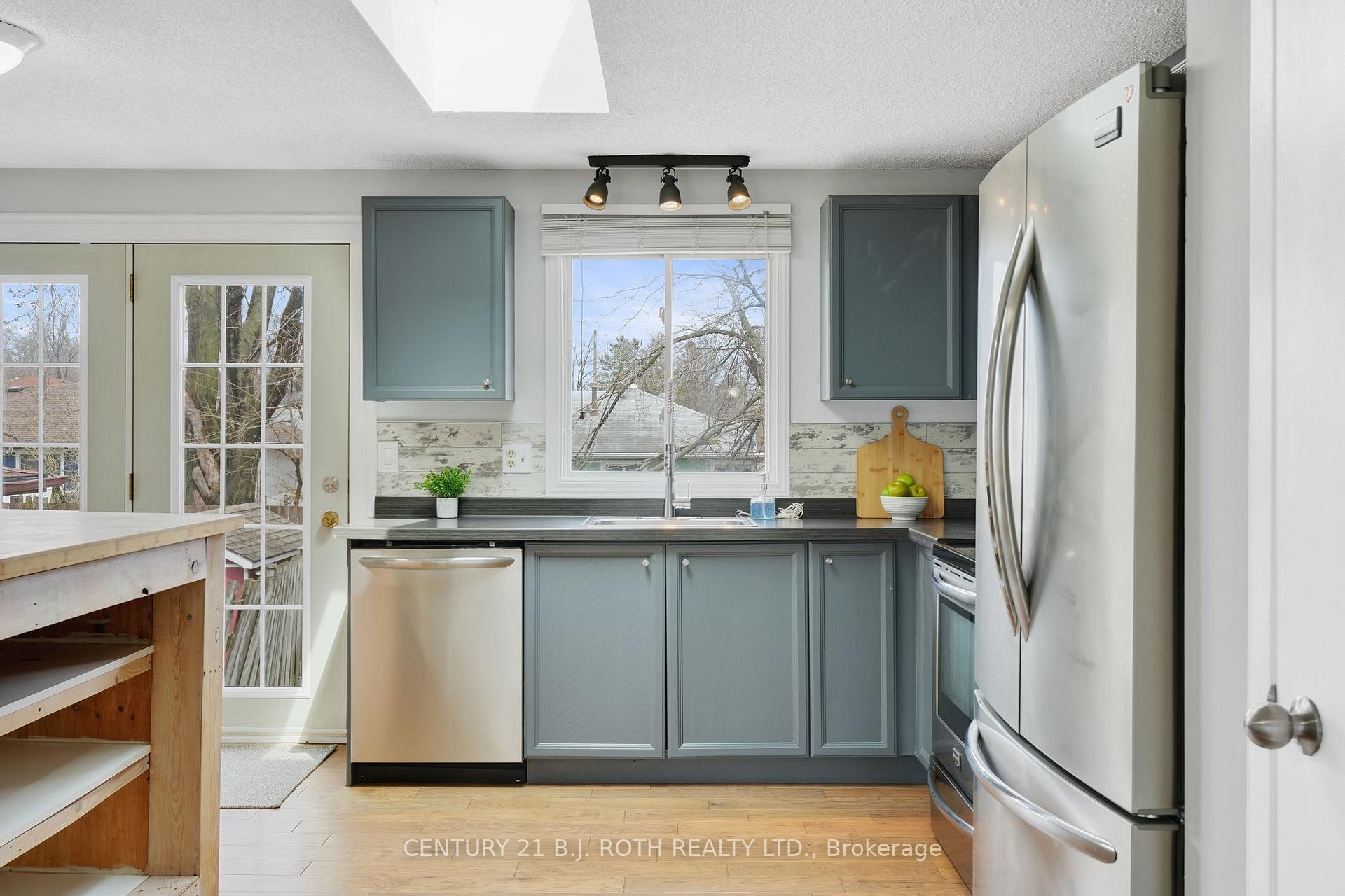 Photo 11 of 116 Shakespeare Crescent, Barrie, Letitia Heights — HOMEH