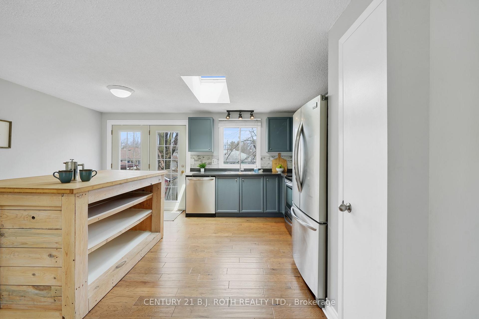 Photo 12 of 116 Shakespeare Crescent, Barrie, Letitia Heights — HOMEH