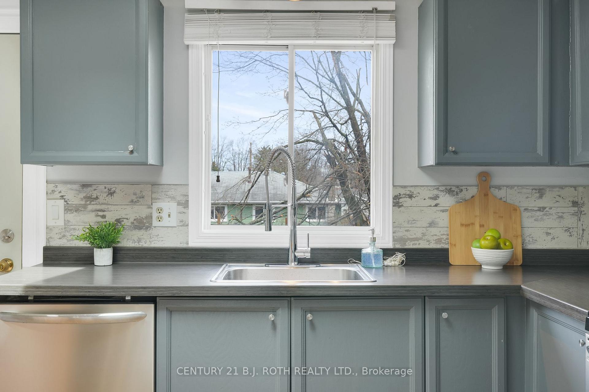 Photo 13 of 116 Shakespeare Crescent, Barrie, Letitia Heights — HOMEH