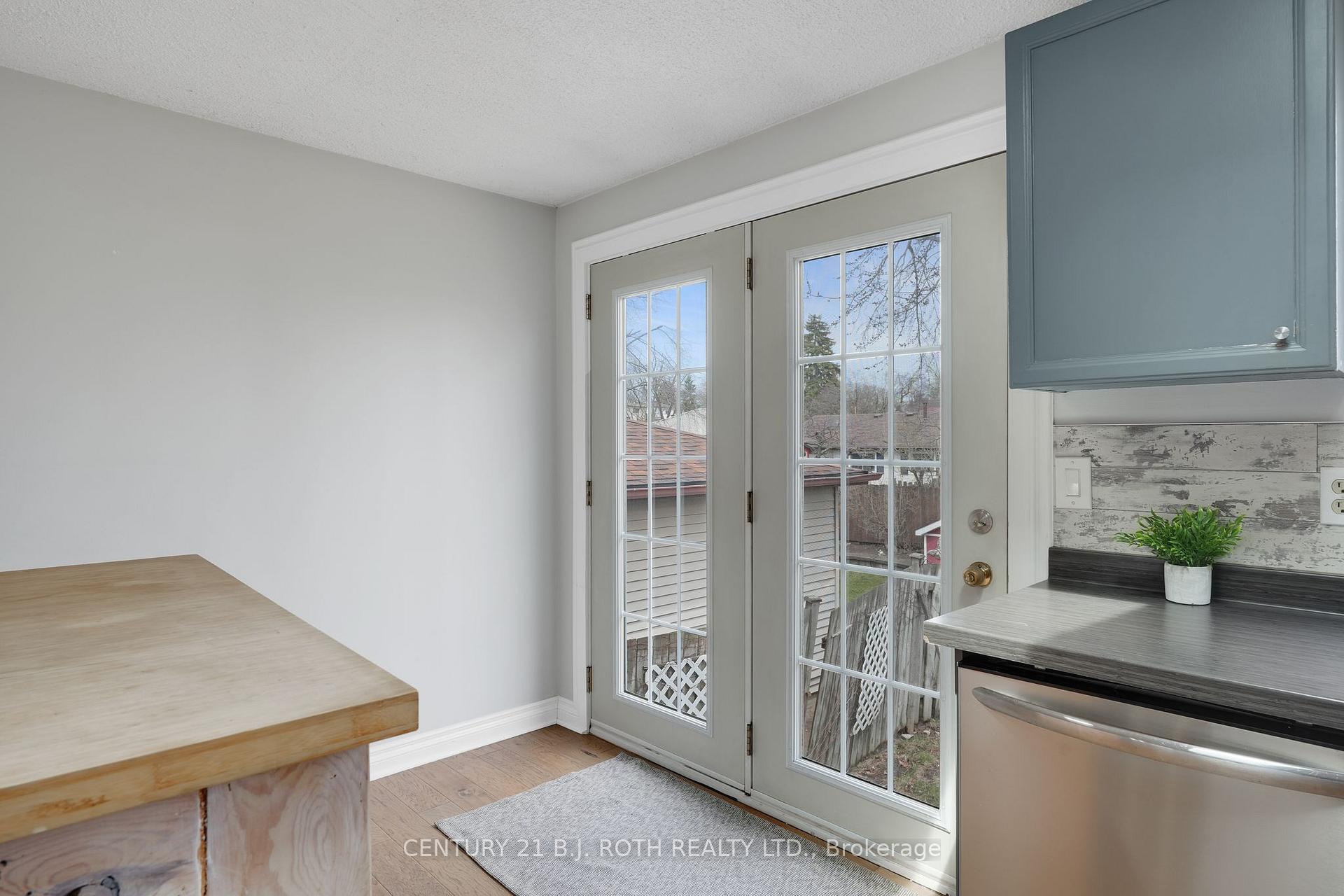 Photo 15 of 116 Shakespeare Crescent, Barrie, Letitia Heights — HOMEH