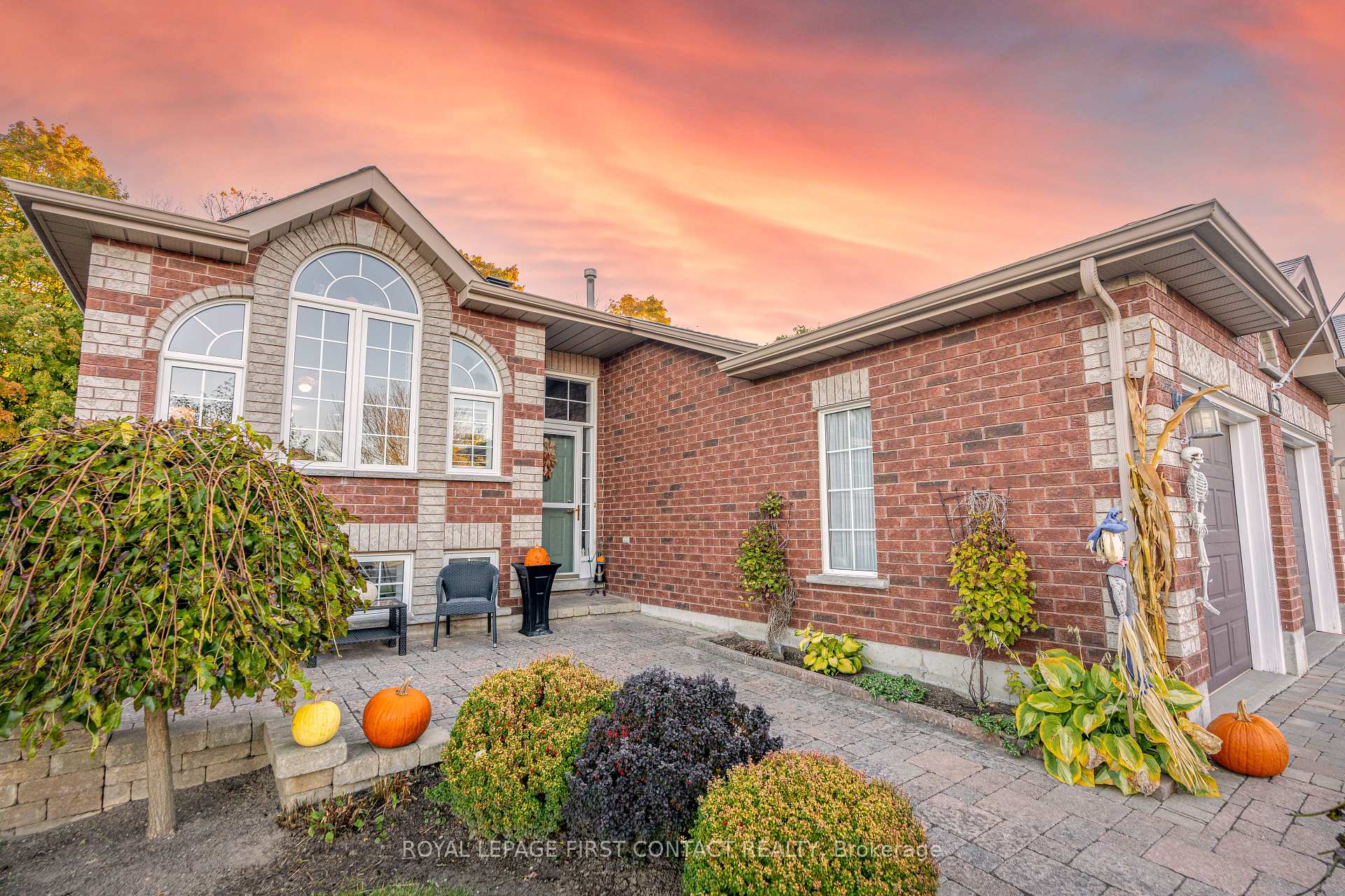 Photo 2 of 112 Crompton Drive, Barrie, Little Lake — HOMEH