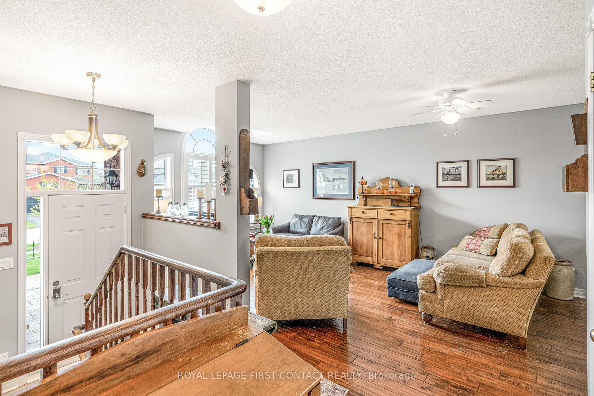 Photo 3 of 112 Crompton Drive, Barrie, Little Lake — HOMEH