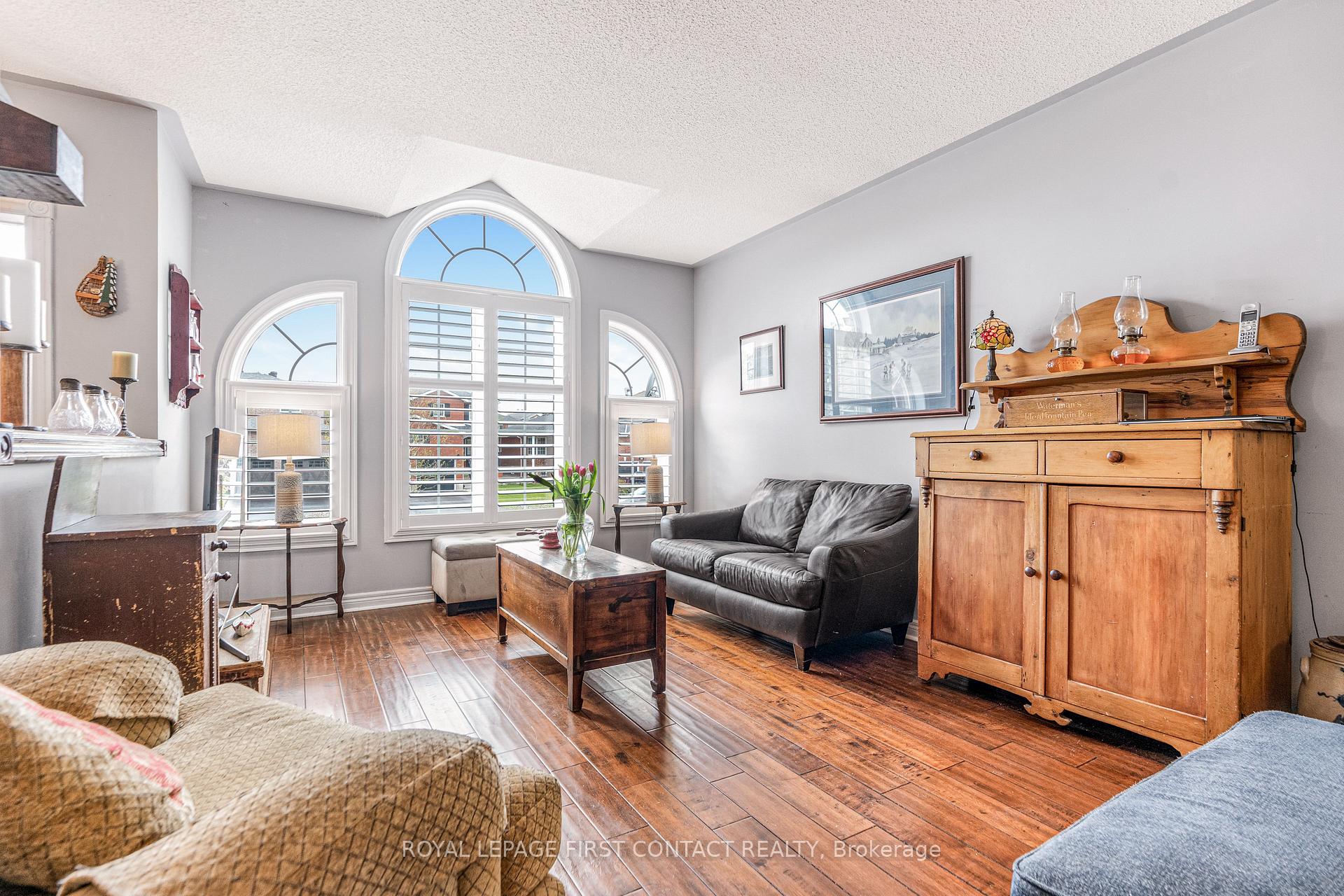 Photo 4 of 112 Crompton Drive, Barrie, Little Lake — HOMEH
