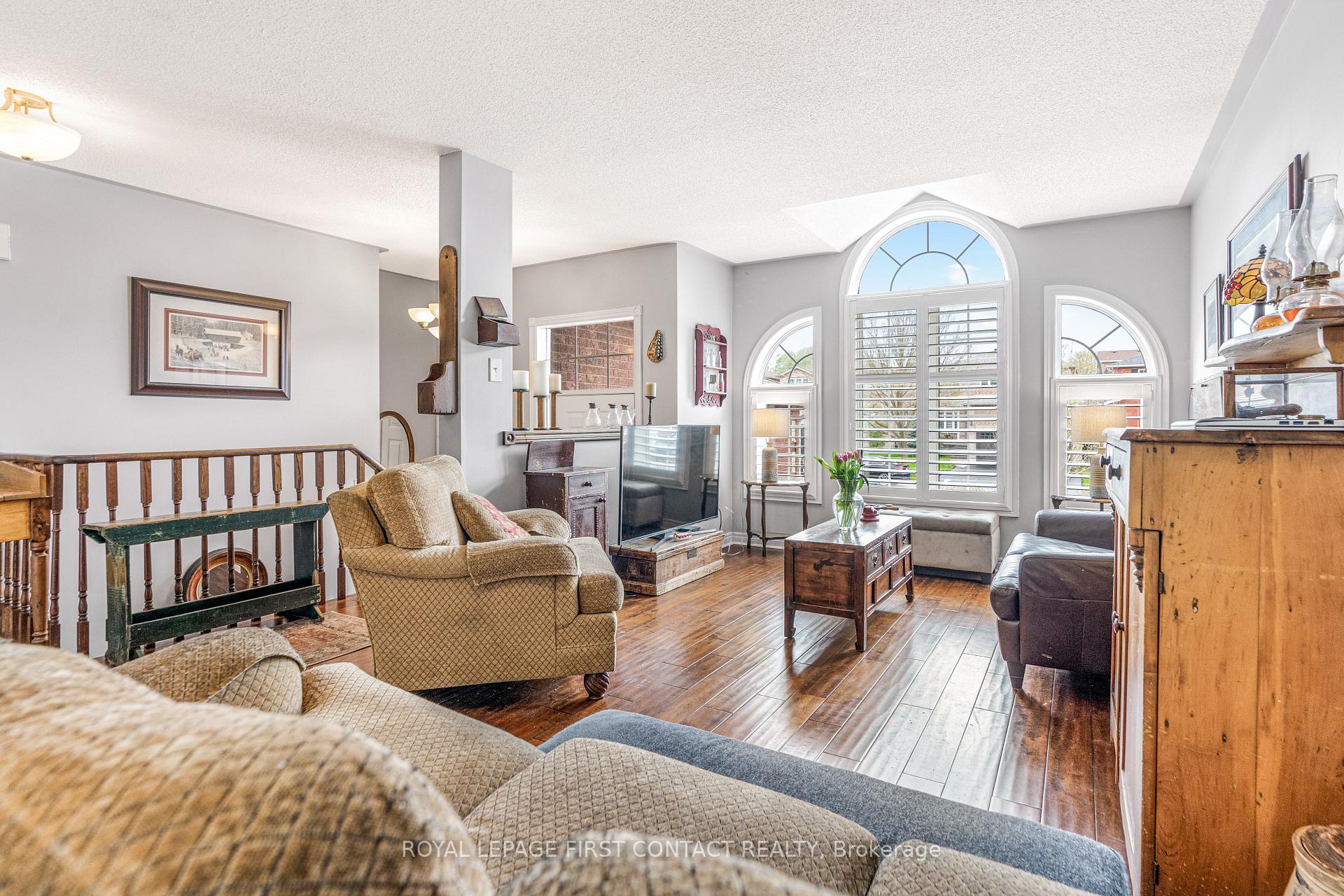 Photo 5 of 112 Crompton Drive, Barrie, Little Lake — HOMEH