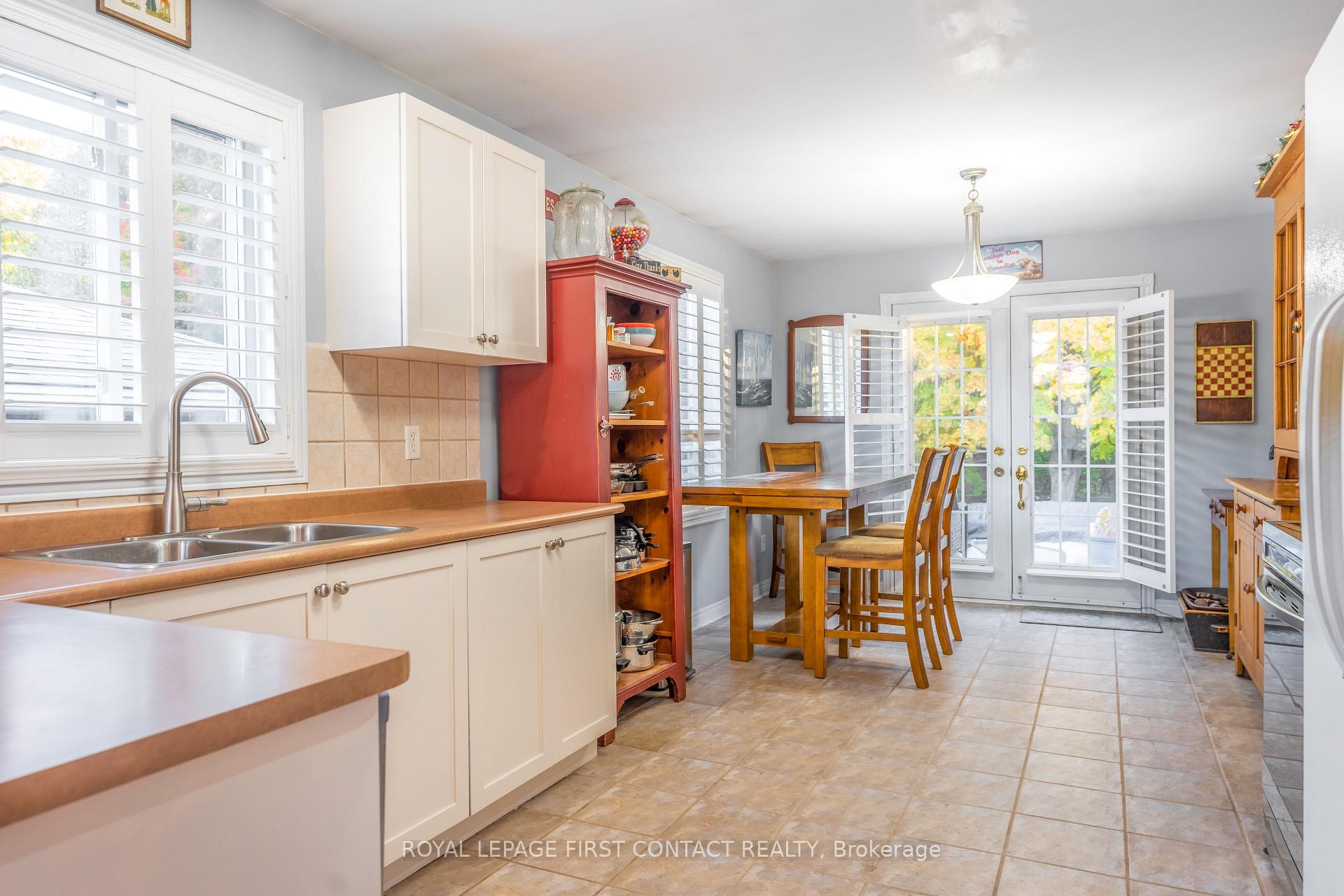 Photo 6 of 112 Crompton Drive, Barrie, Little Lake — HOMEH