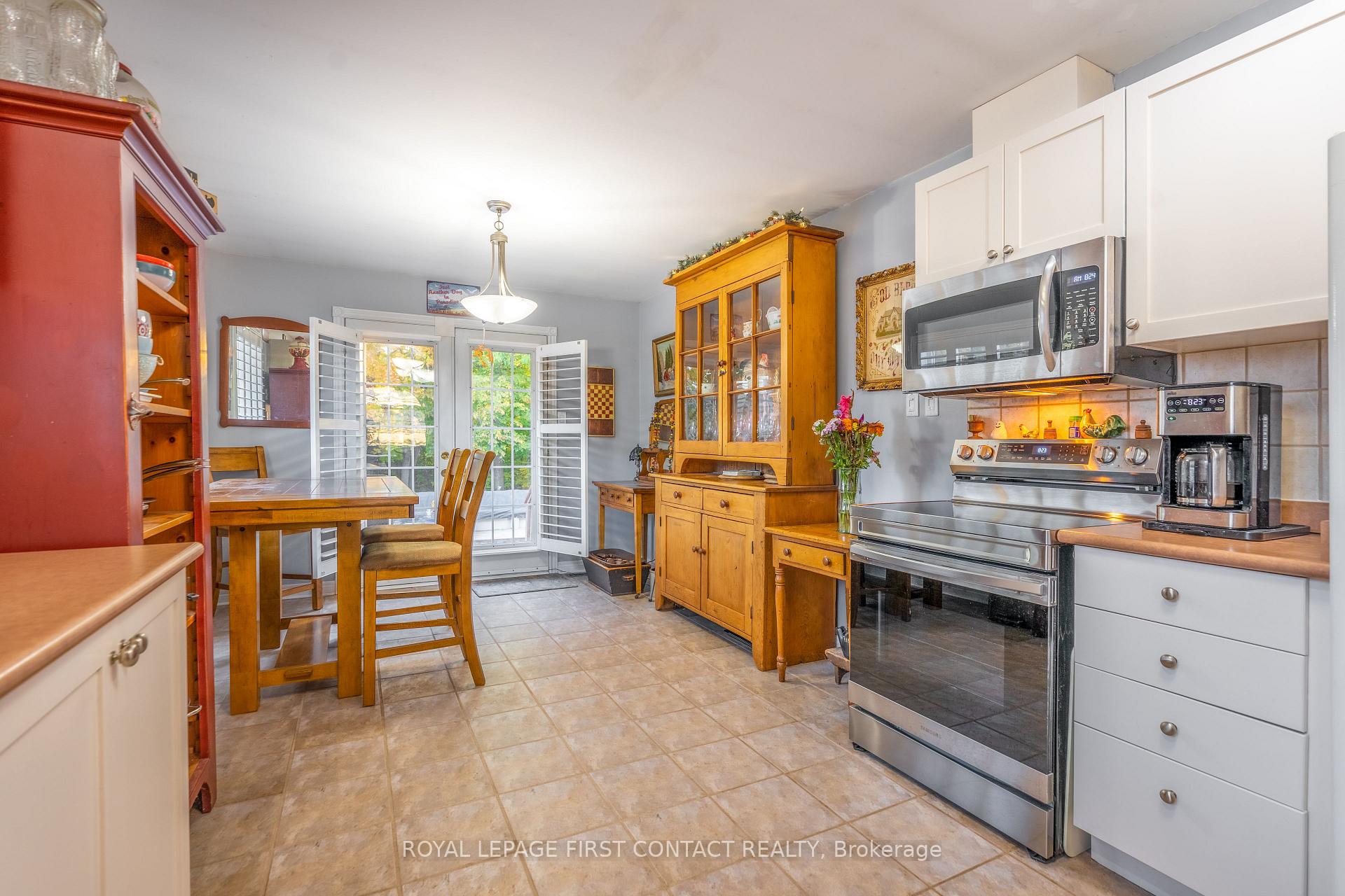 Photo 7 of 112 Crompton Drive, Barrie, Little Lake — HOMEH