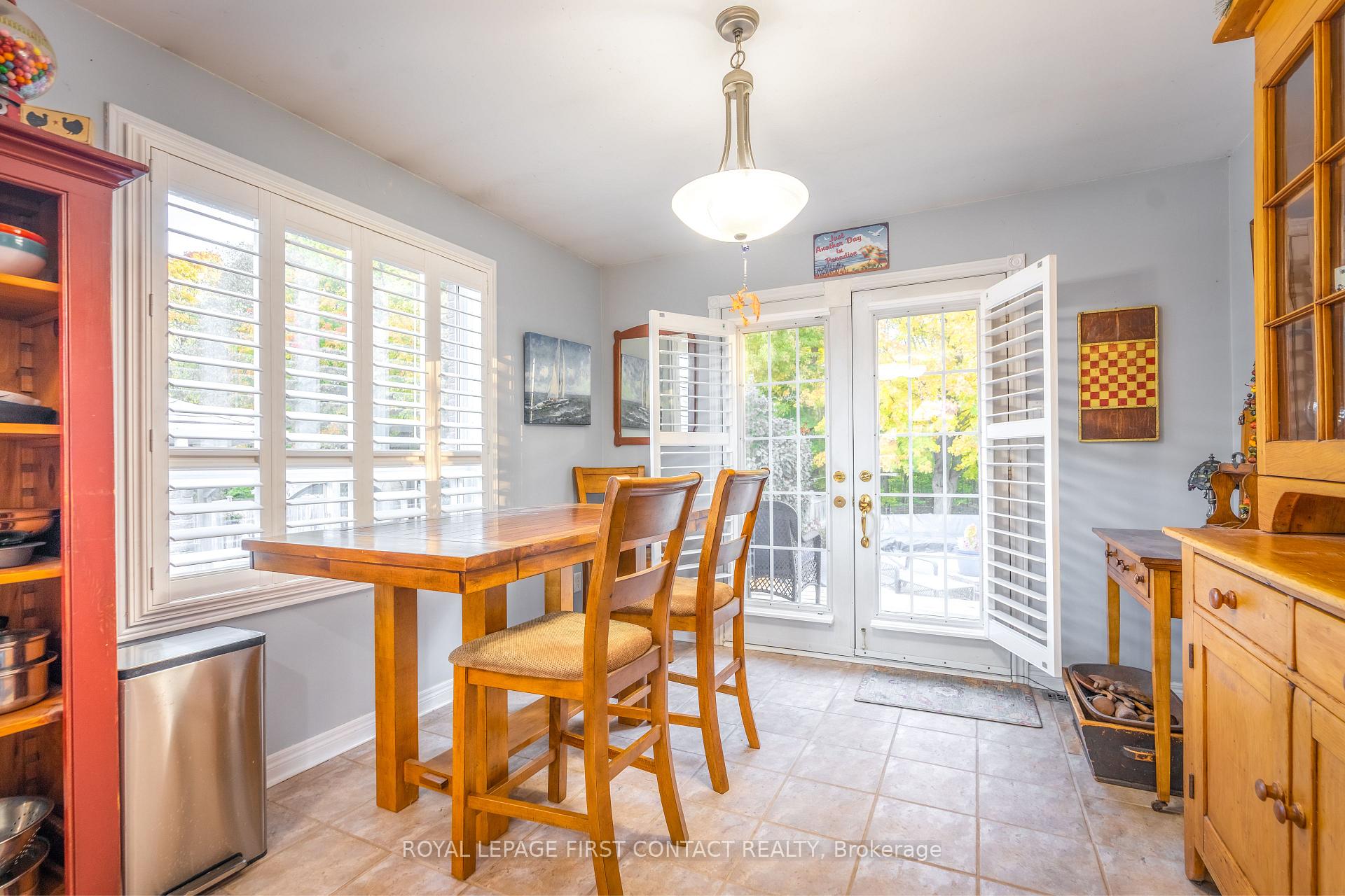 Photo 8 of 112 Crompton Drive, Barrie, Little Lake — HOMEH