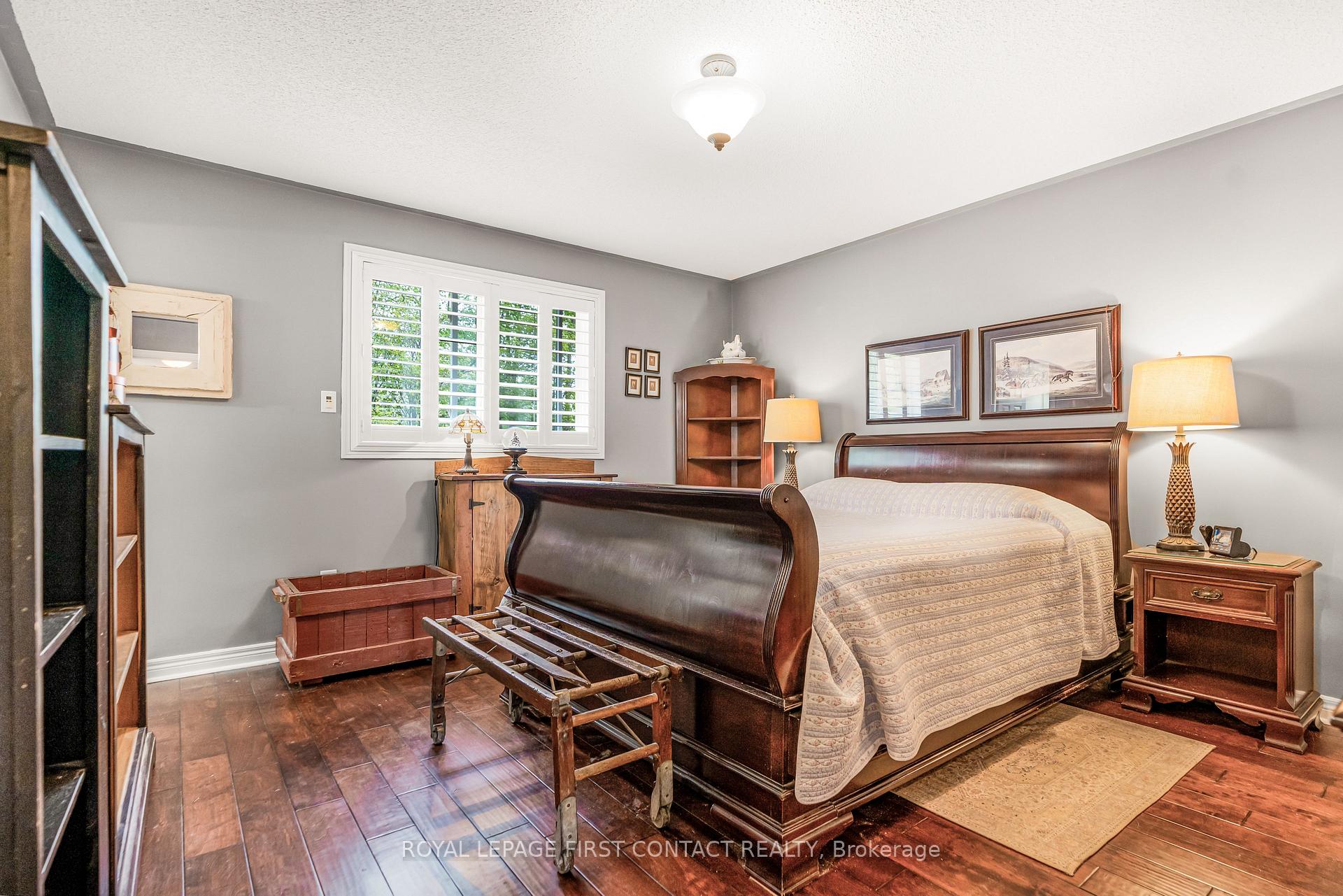 Photo 9 of 112 Crompton Drive, Barrie, Little Lake — HOMEH