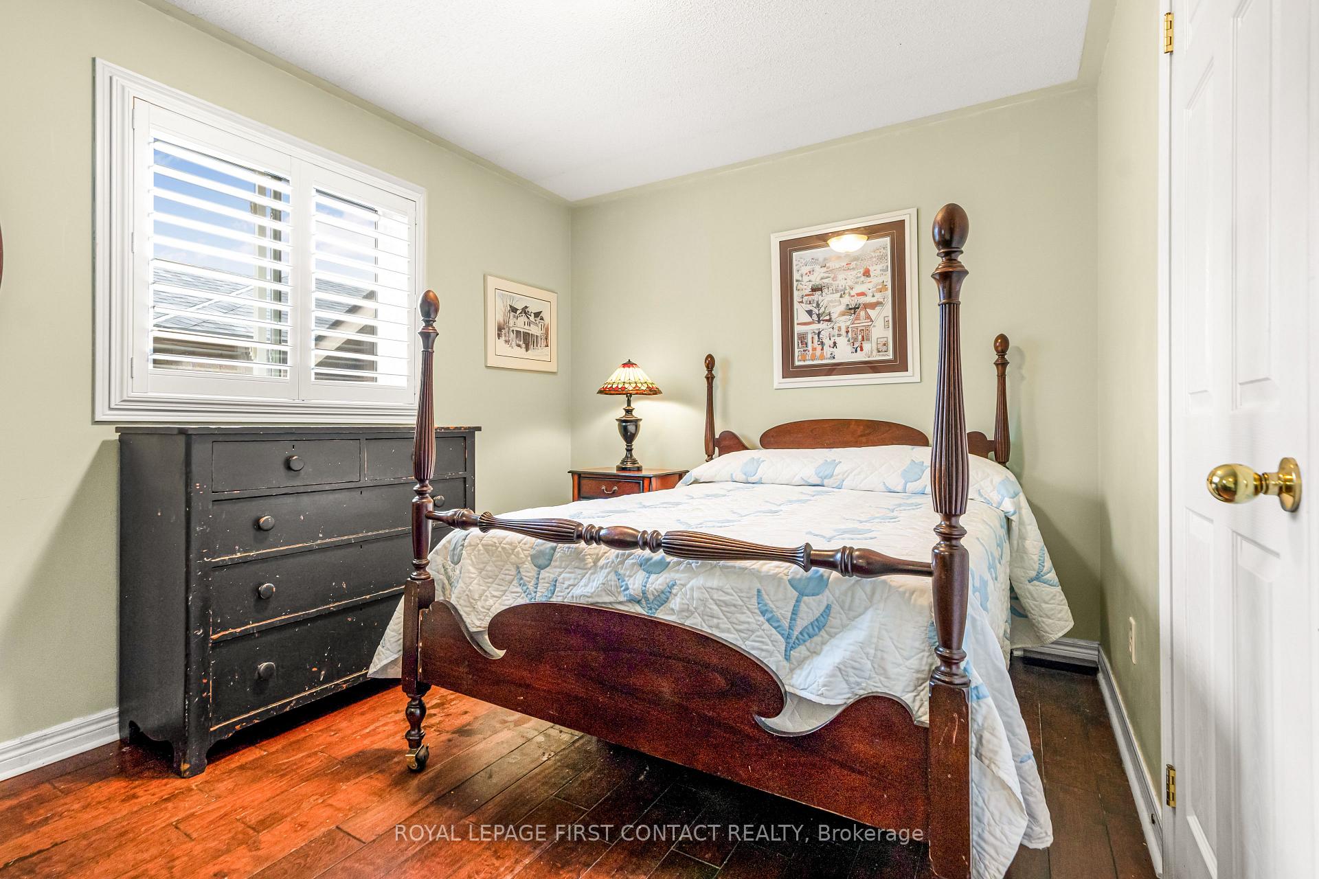 Photo 12 of 112 Crompton Drive, Barrie, Little Lake — HOMEH