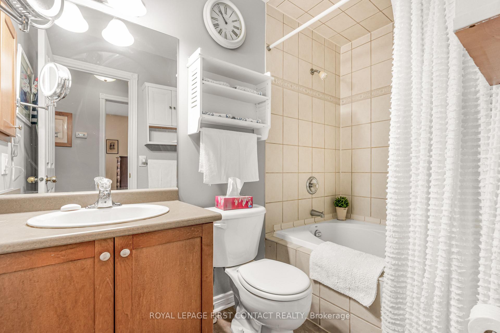 Photo 13 of 112 Crompton Drive, Barrie, Little Lake — HOMEH