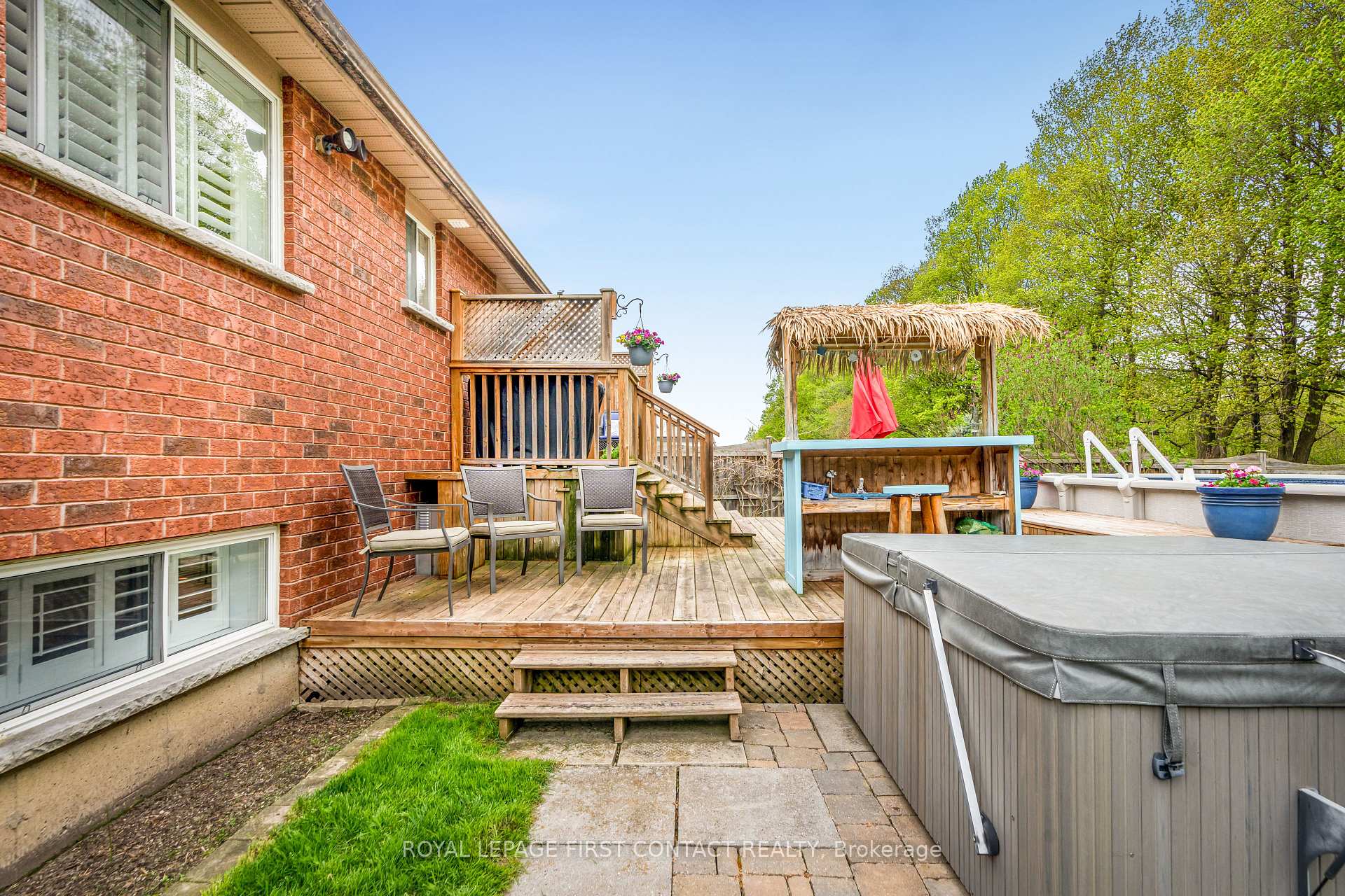 Photo 19 of 112 Crompton Drive, Barrie, Little Lake — HOMEH