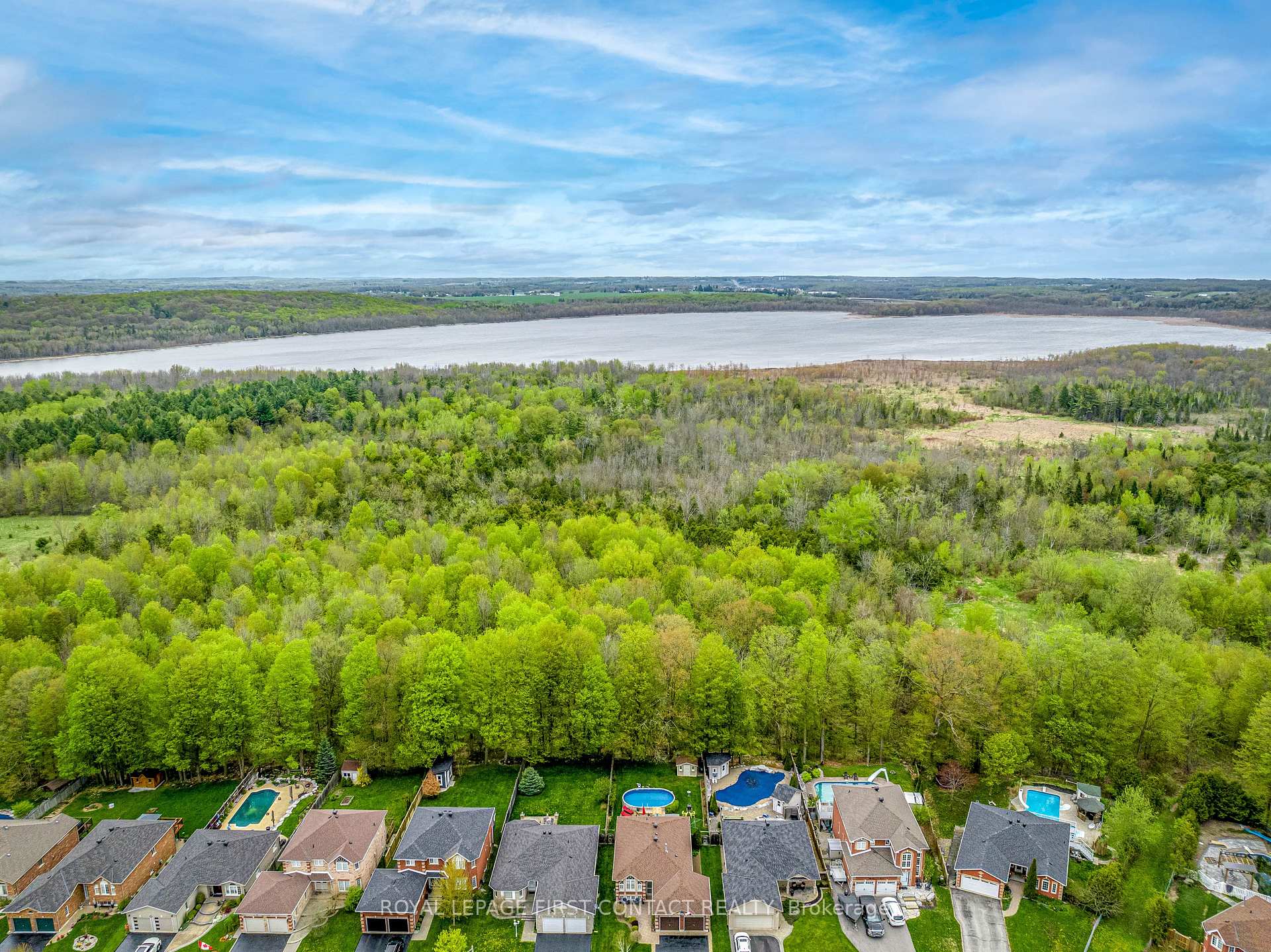 Photo 24 of 112 Crompton Drive, Barrie, Little Lake — HOMEH