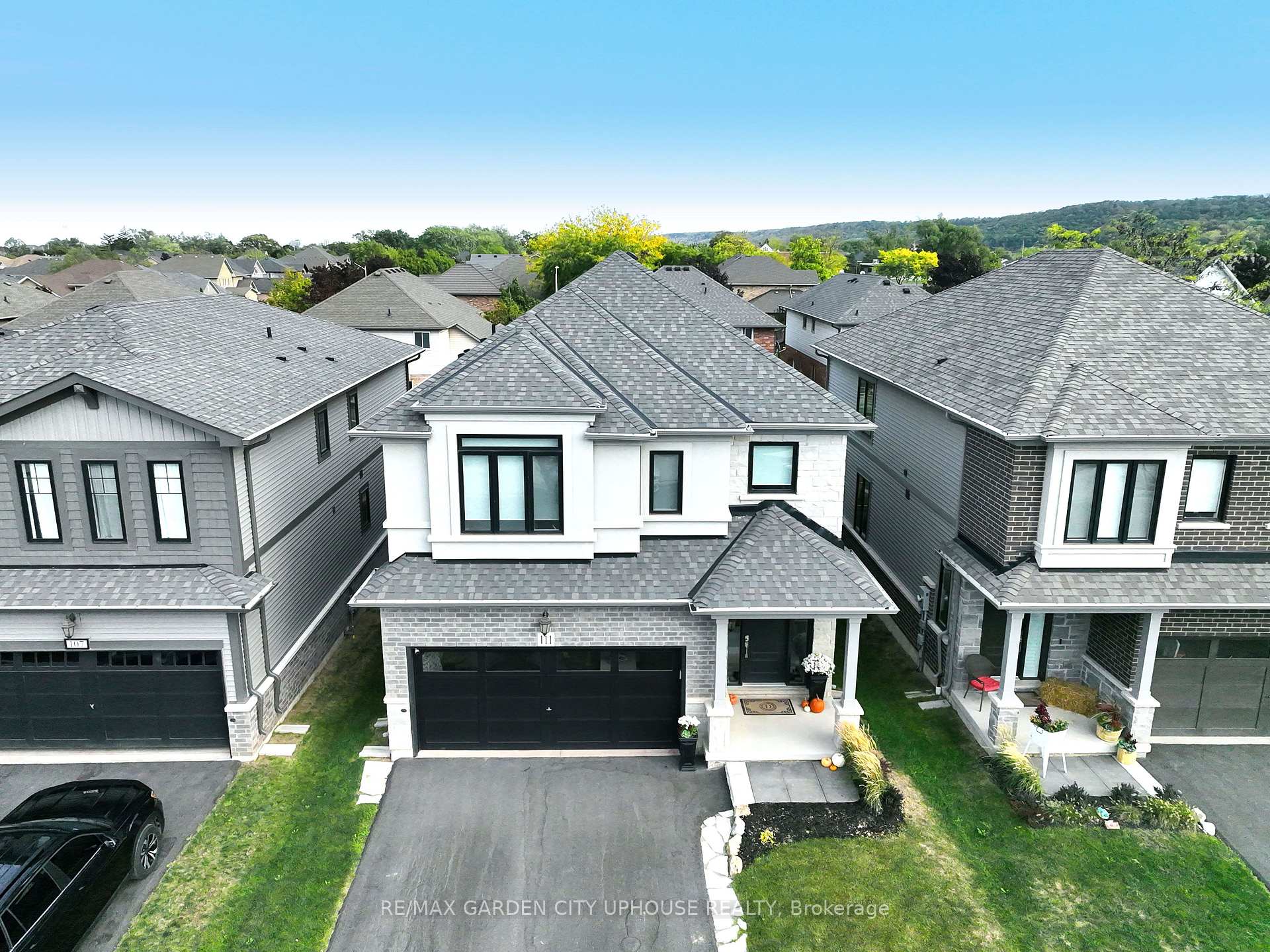 Photo 2 of 111 Starfire Crescent, Hamilton, Winona — HOMEH